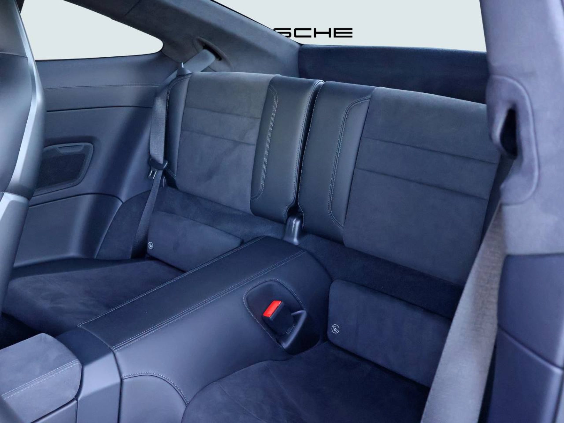 PORSCHE 911 Carrera 4 GTS-image-14