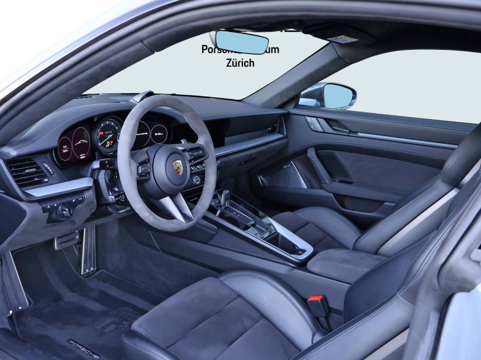 PORSCHE 911 Carrera 4 GTS-image-3