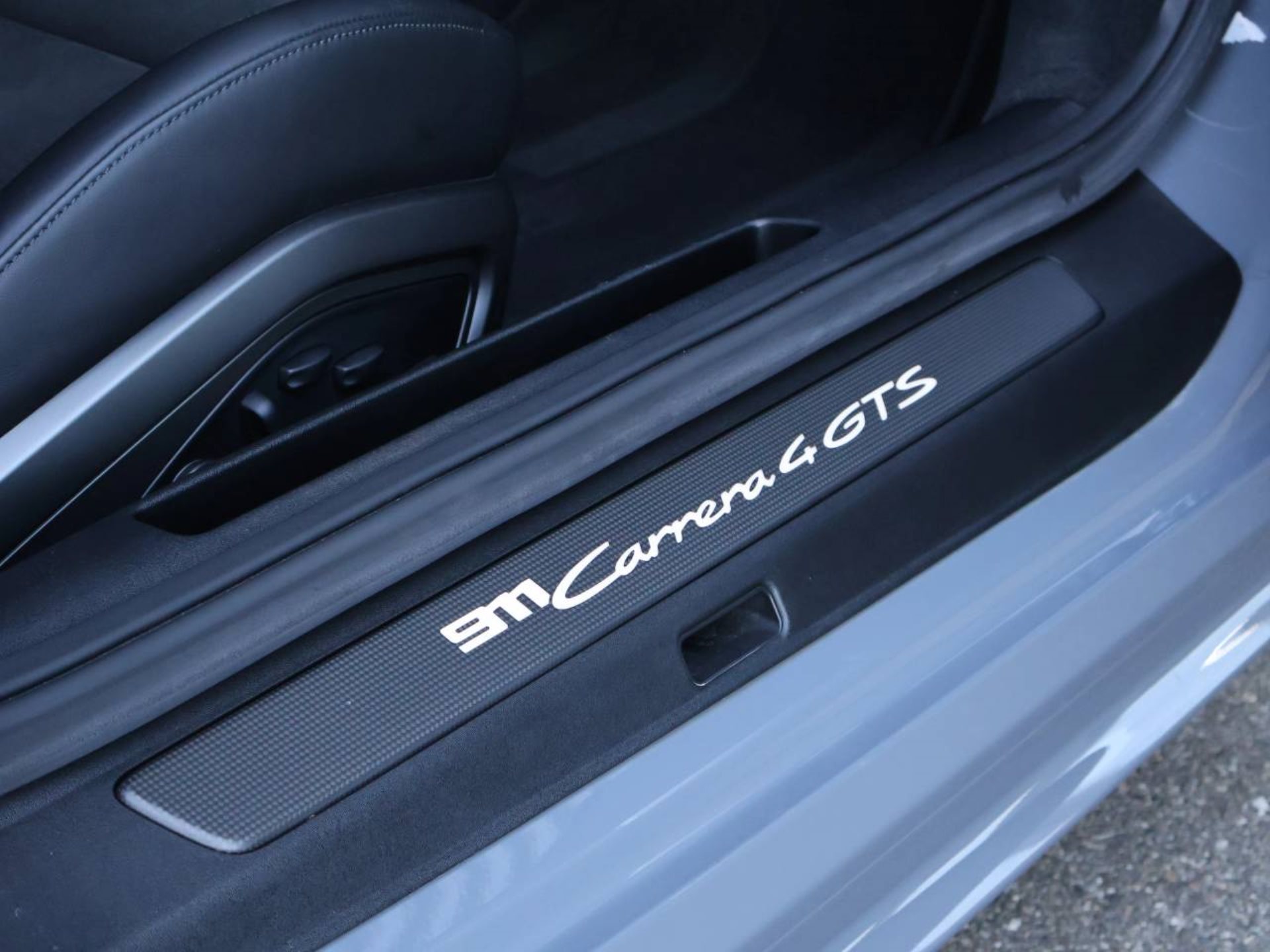PORSCHE 911 Carrera 4 GTS-image-15