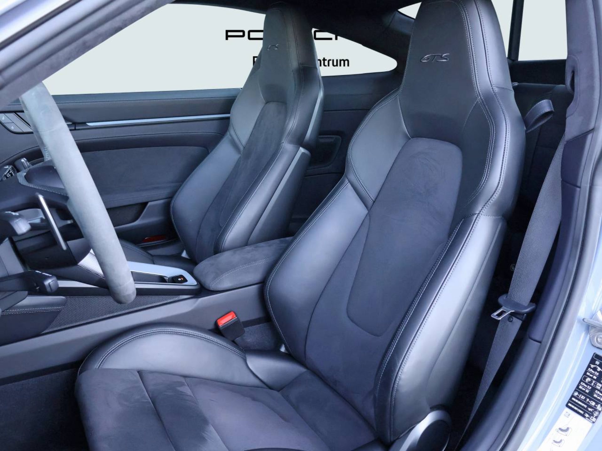 PORSCHE 911 Carrera 4 GTS-image-4
