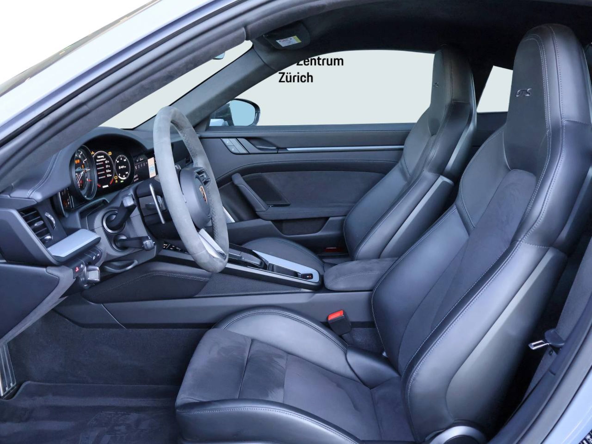 PORSCHE 911 Carrera 4 GTS-image-12
