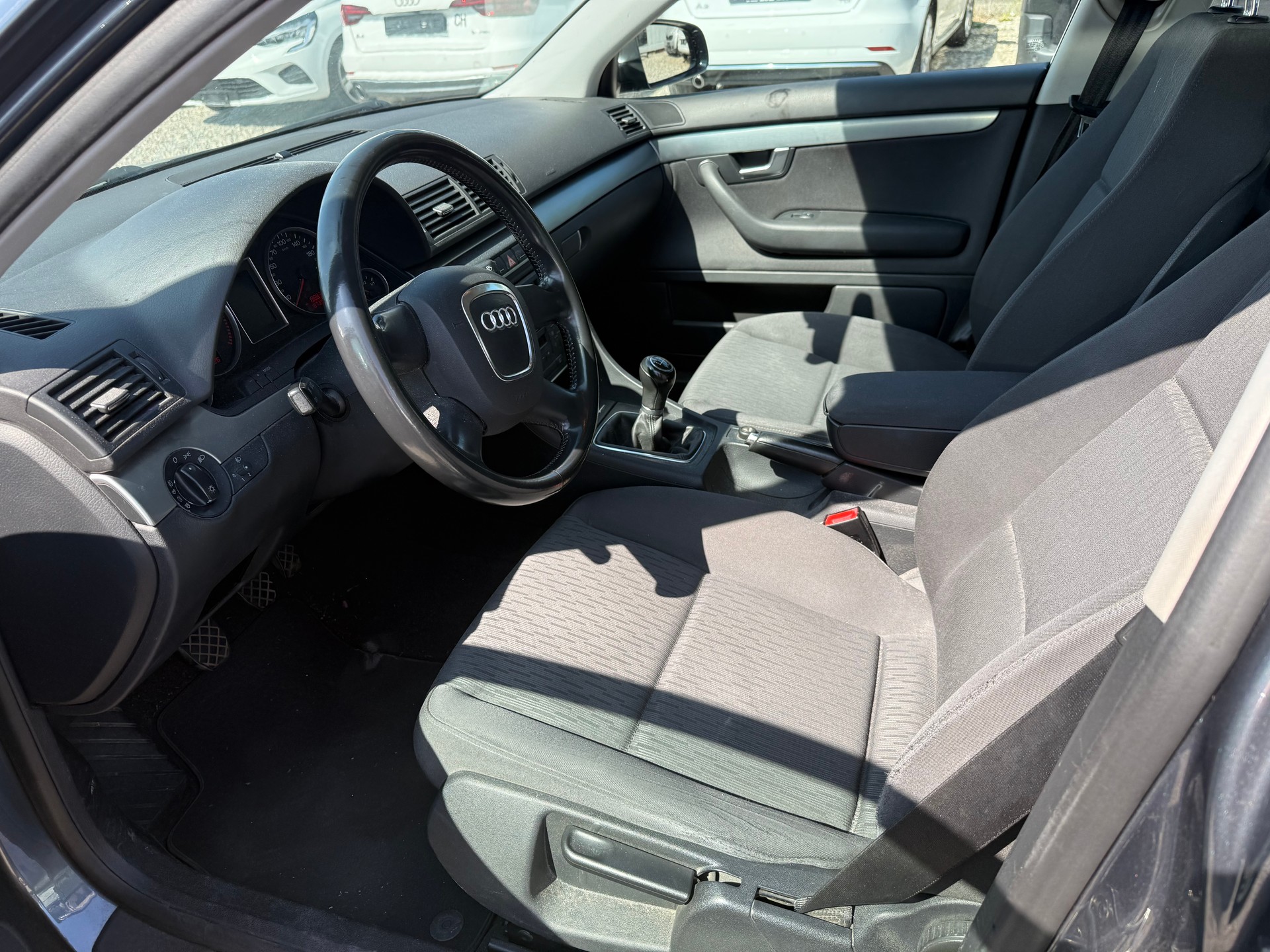 AUDI A4 Avant 2.0 TDI-image-9