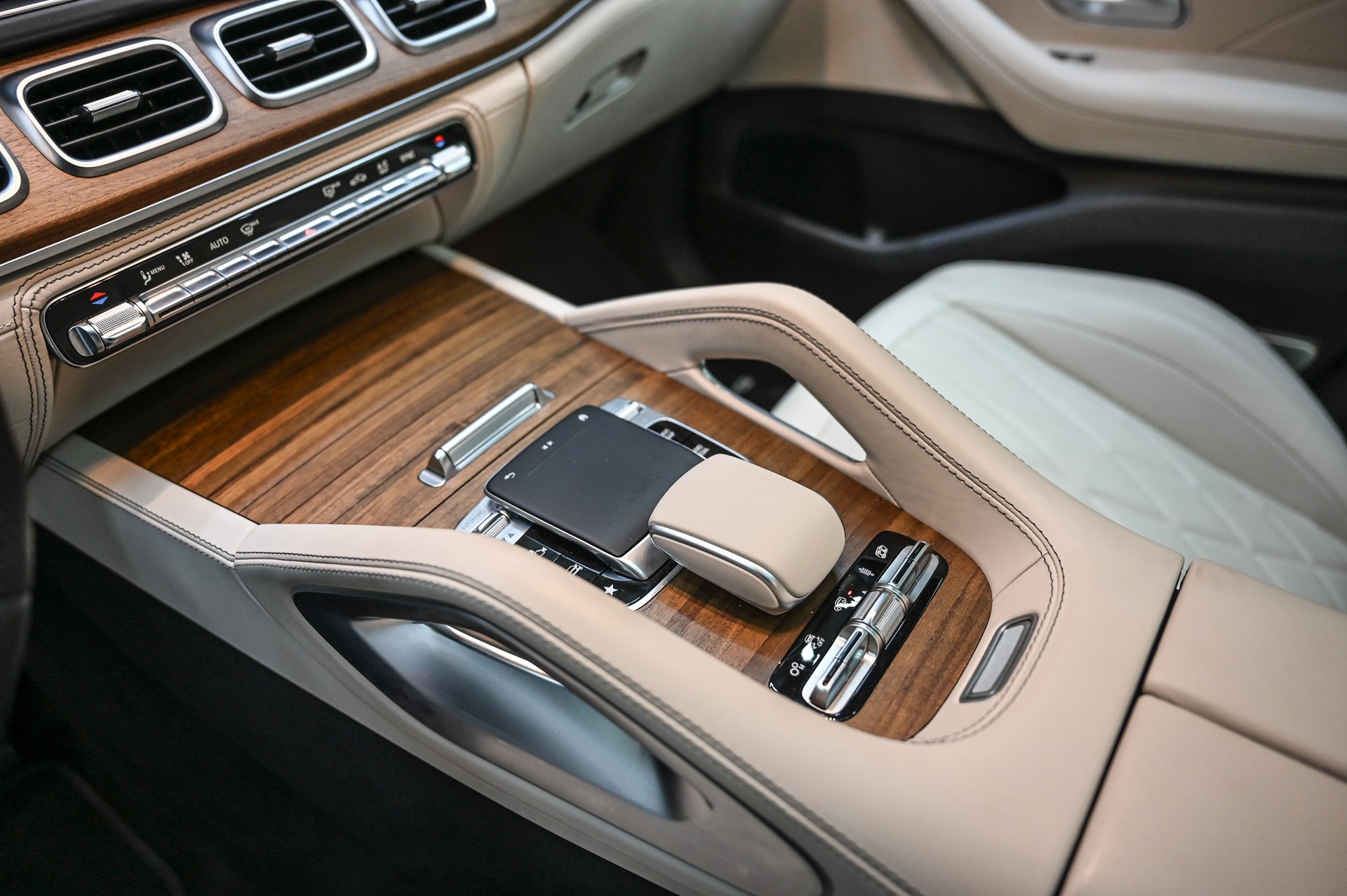 MERCEDES-BENZ GLS 63 AMG 4matic+-image-23