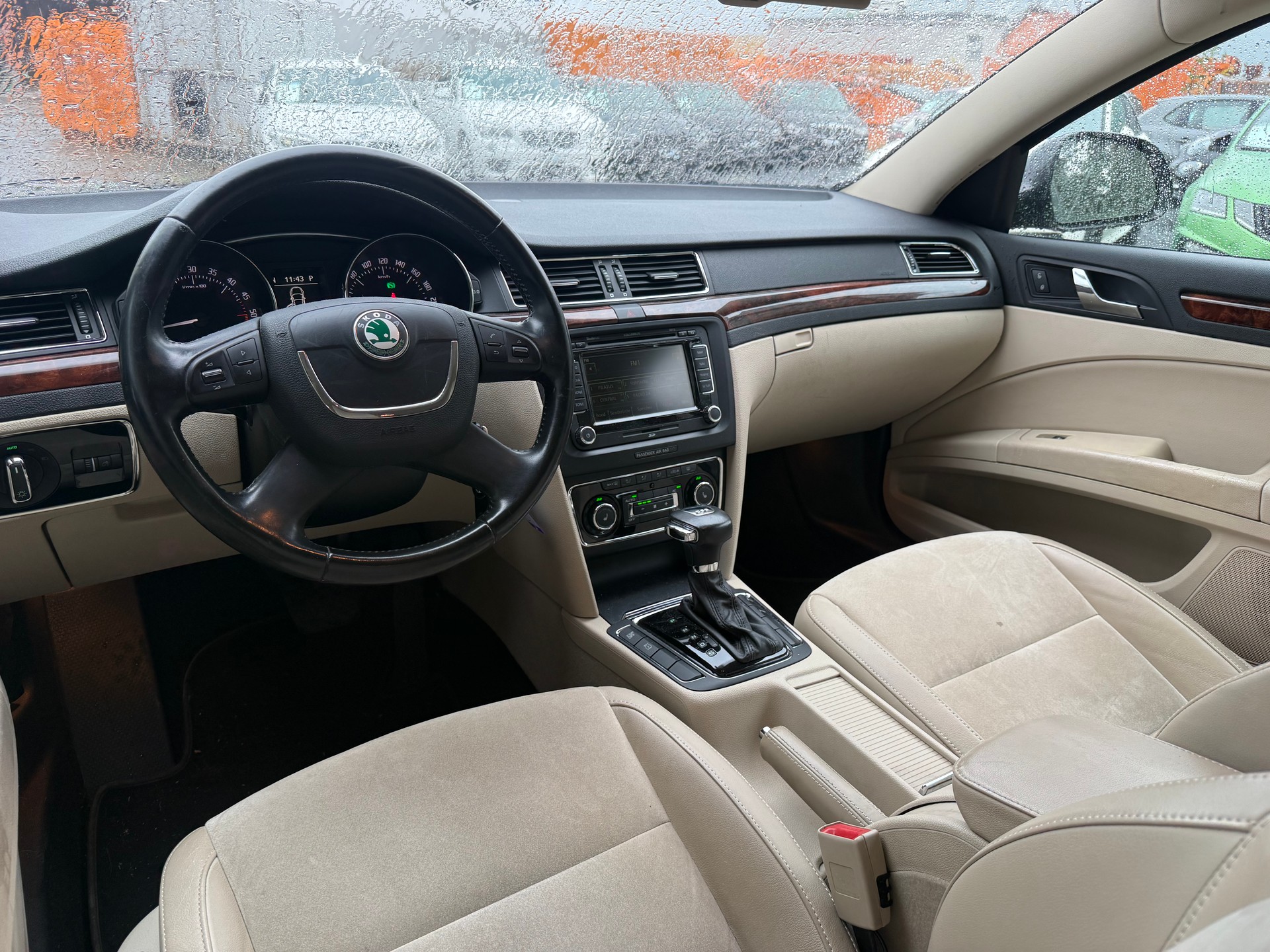 SKODA Superb 2.0 TDi Ambition DSG-image-13