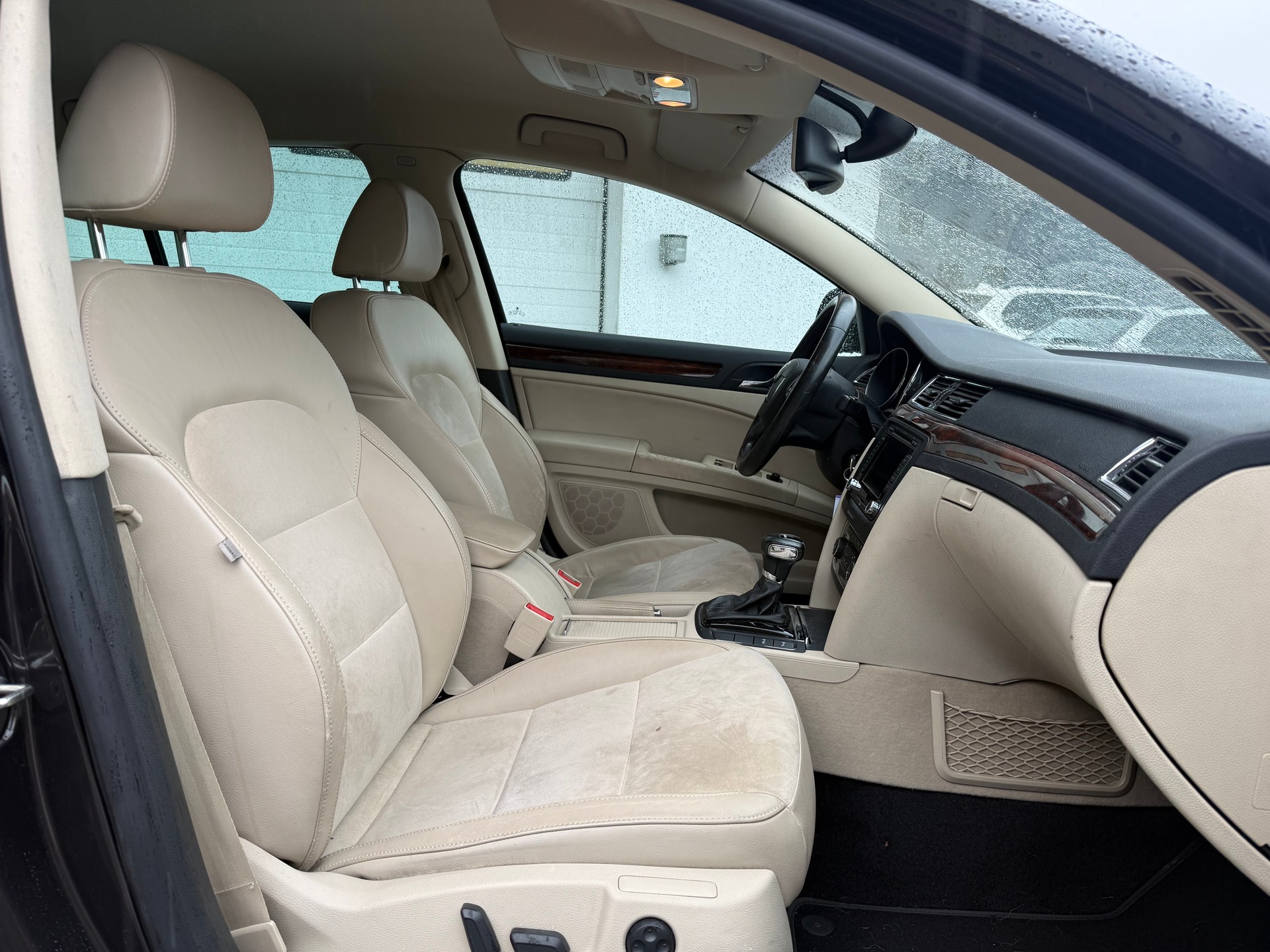 SKODA Superb 2.0 TDi Ambition DSG-image-10