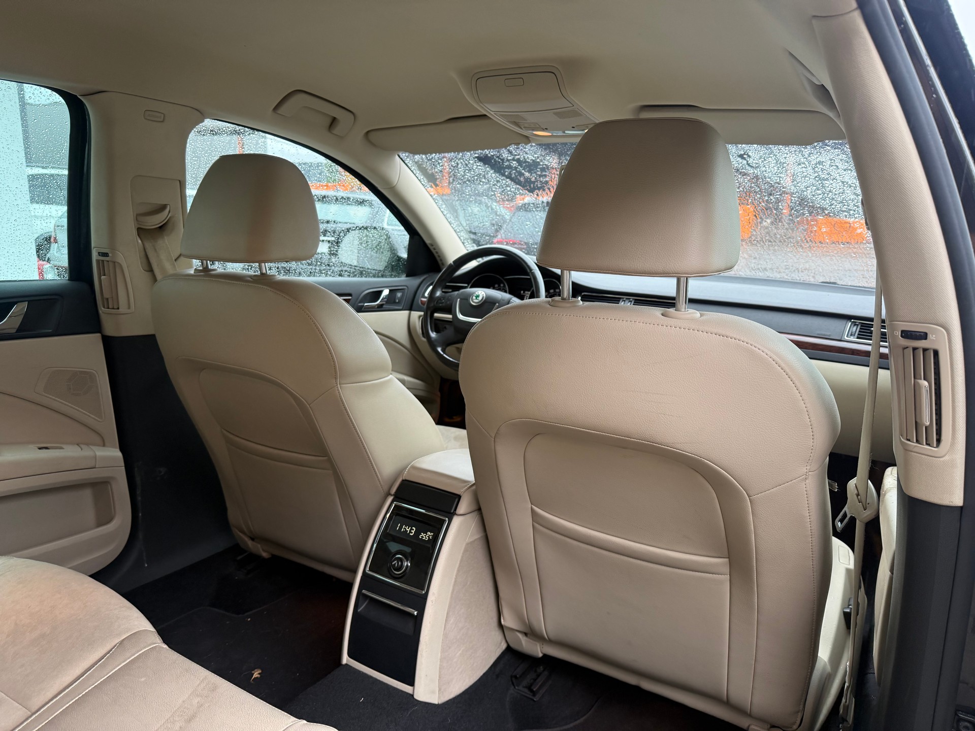 SKODA Superb 2.0 TDi Ambition DSG-image-11