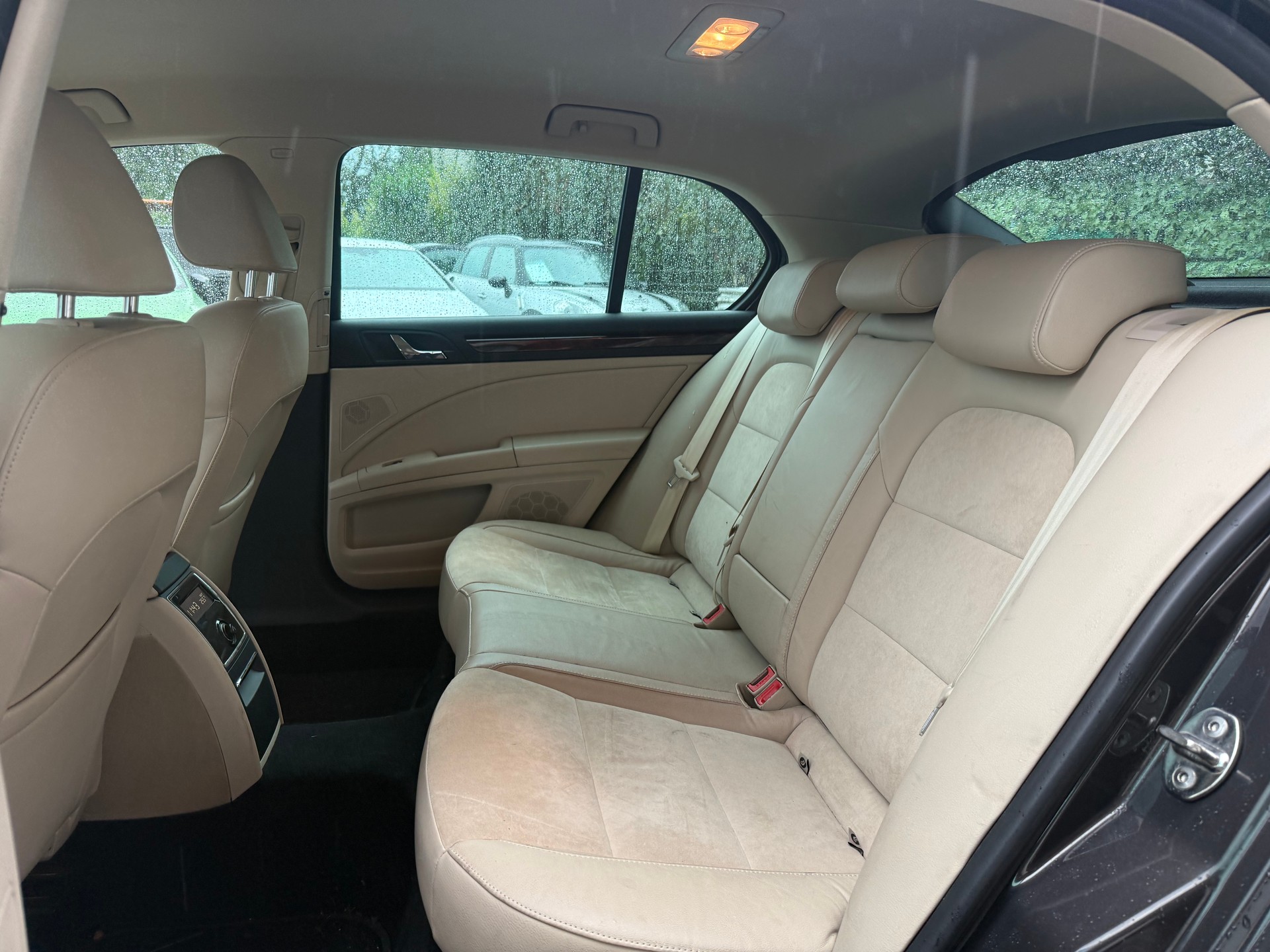 SKODA Superb 2.0 TDi Ambition DSG-image-12