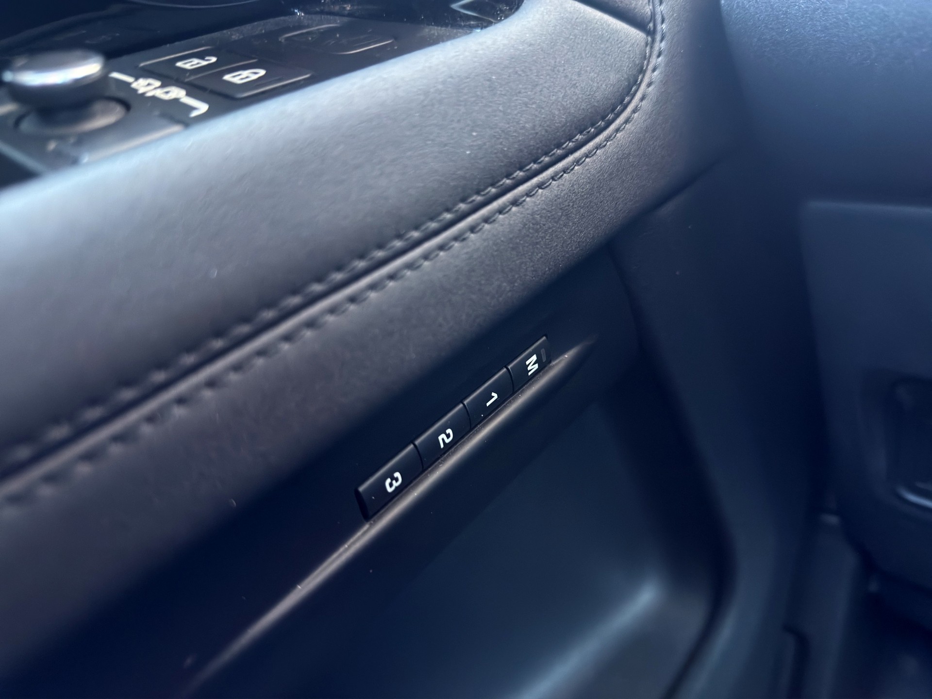 LAND ROVER Range Rover Evoque P 300e SE AT8-image-12