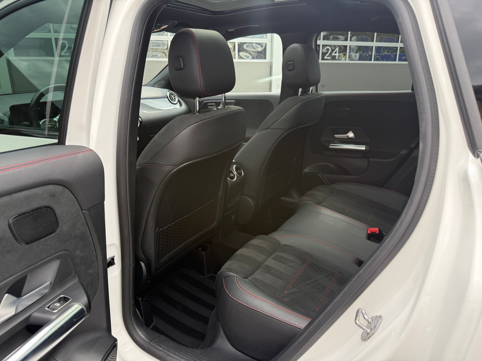 MERCEDES-BENZ GLA 250 4Matic AMG Line 8G-DCT-image-12