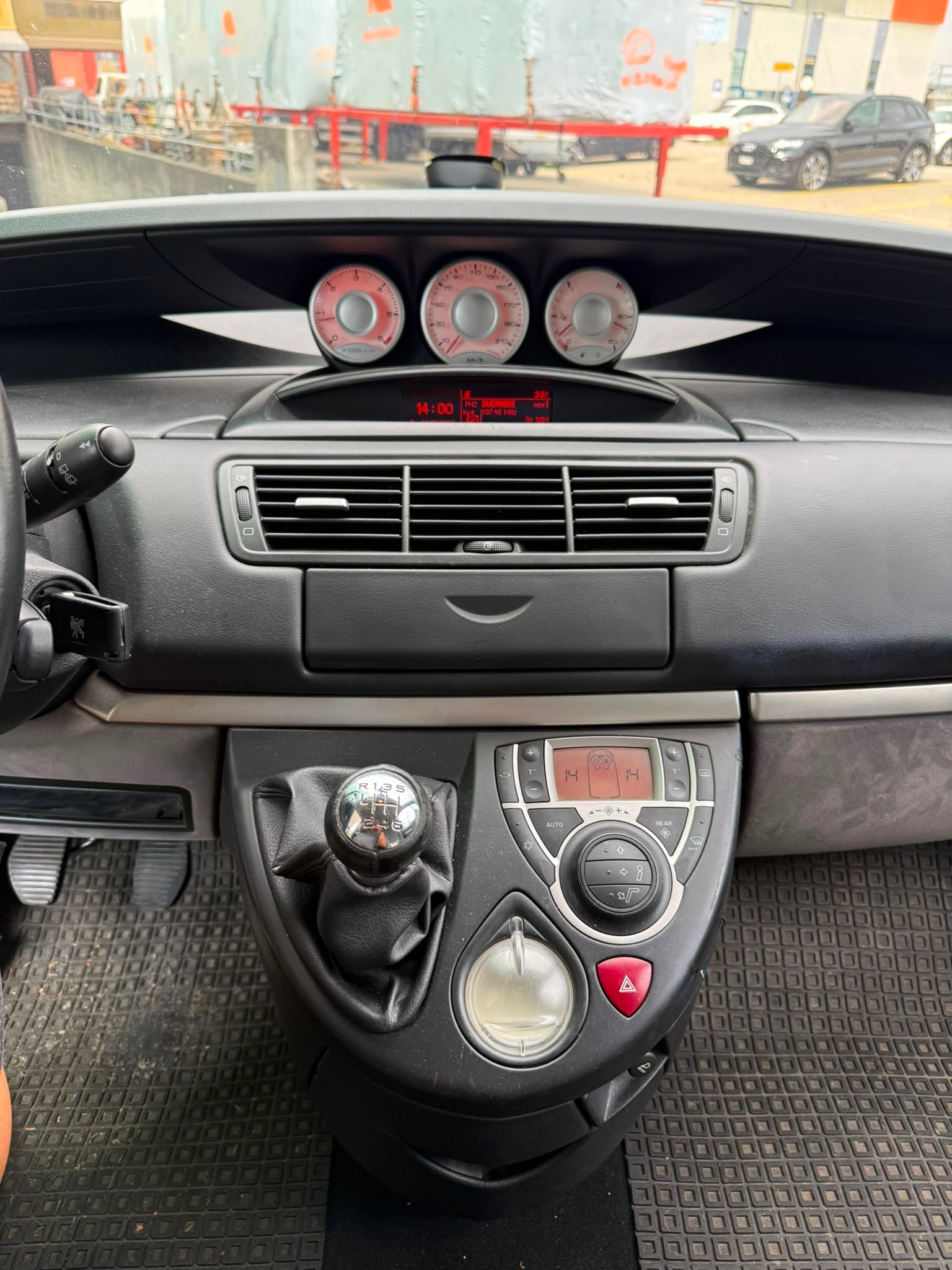 PEUGEOT 807 2.0 16V HDi Family+-image-11