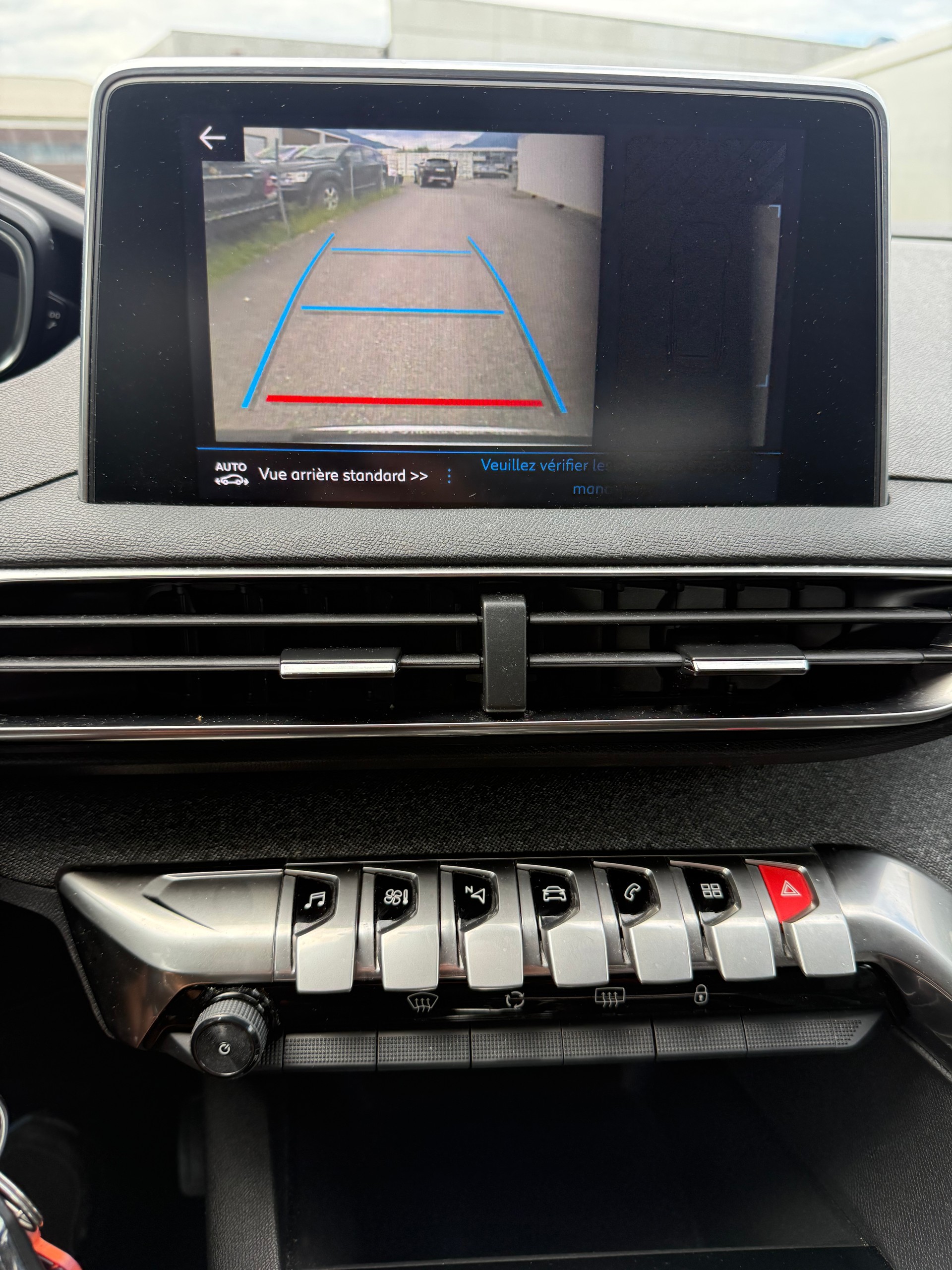 PEUGEOT 3008 1.2 PureTech Allure EAT-image-6