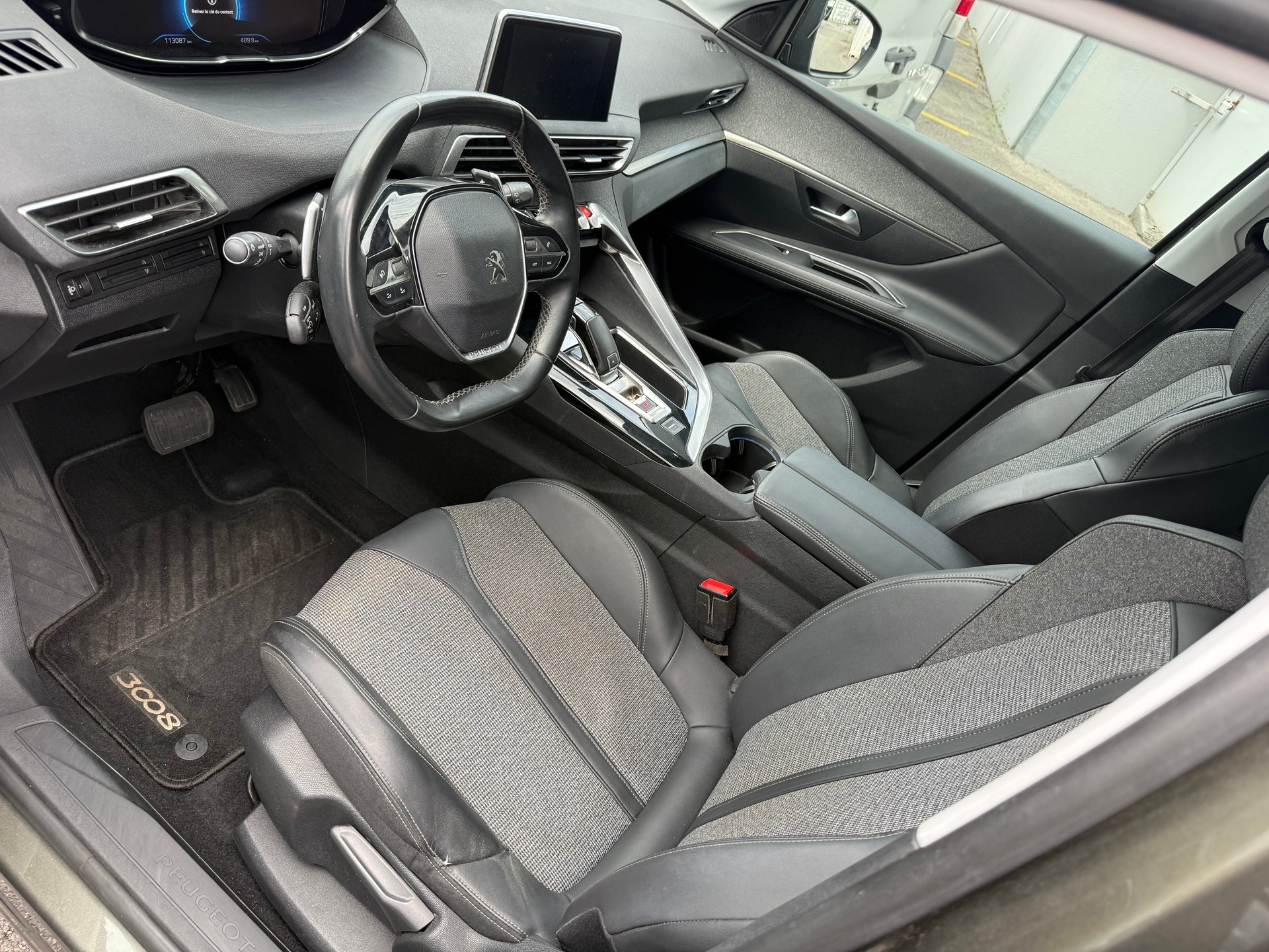 PEUGEOT 3008 1.2 PureTech Allure EAT-image-8