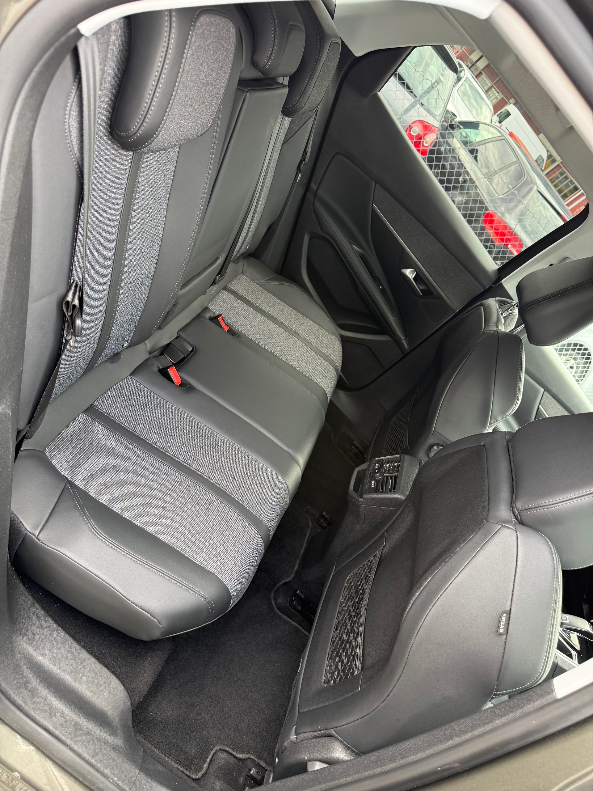 PEUGEOT 3008 1.2 PureTech Allure EAT-image-11