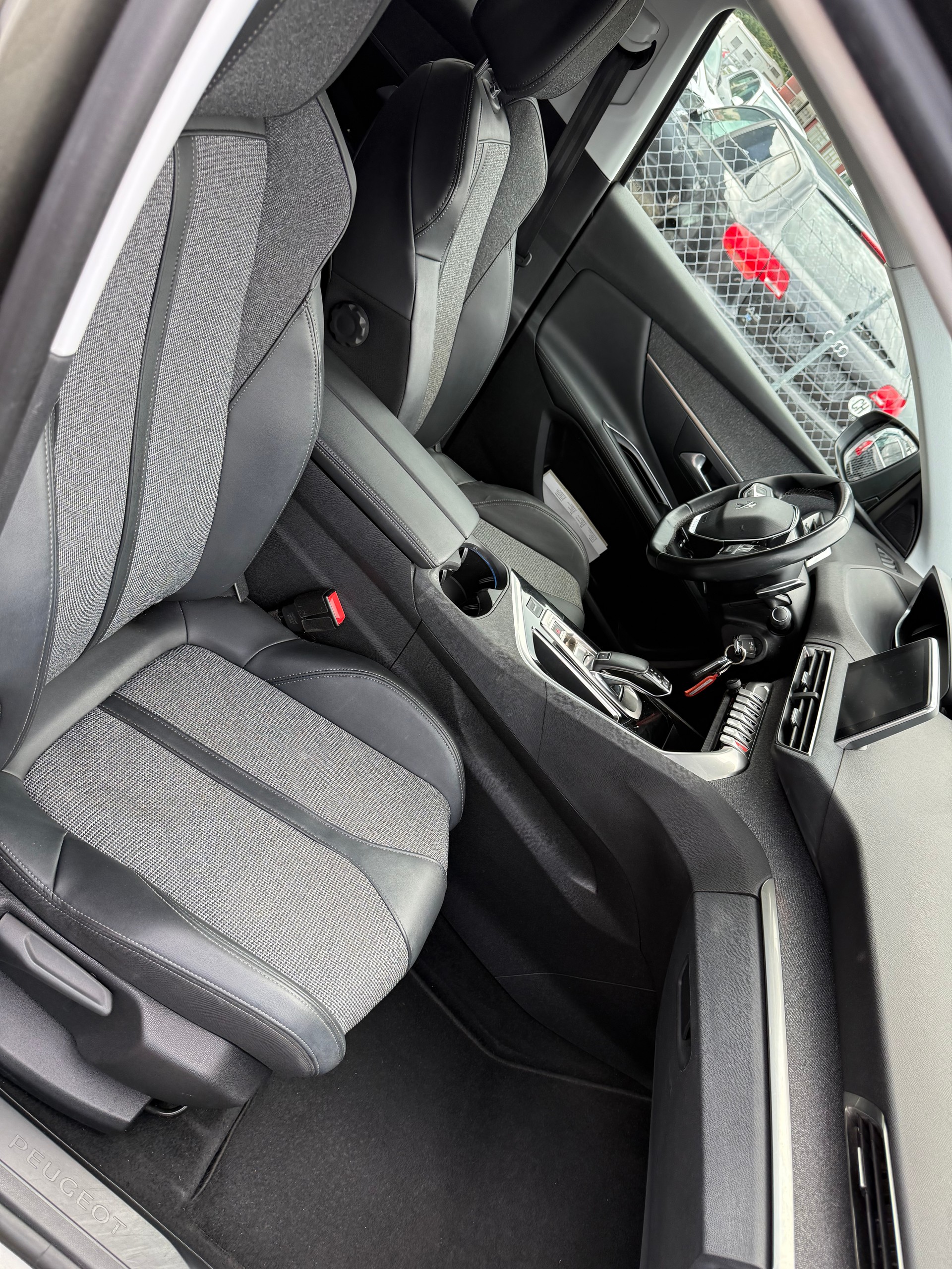 PEUGEOT 3008 1.2 PureTech Allure EAT-image-10