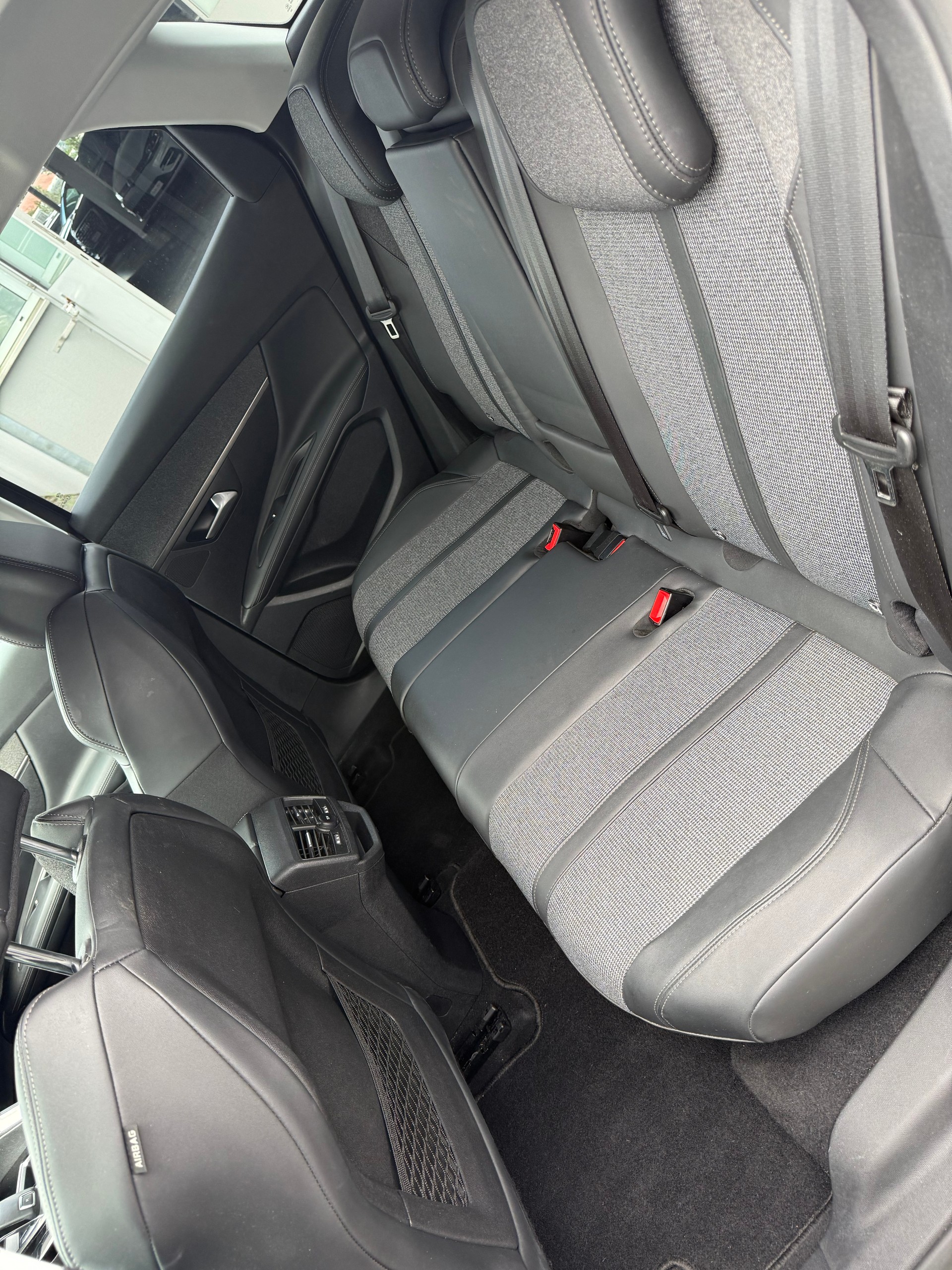 PEUGEOT 3008 1.2 PureTech Allure EAT-image-9