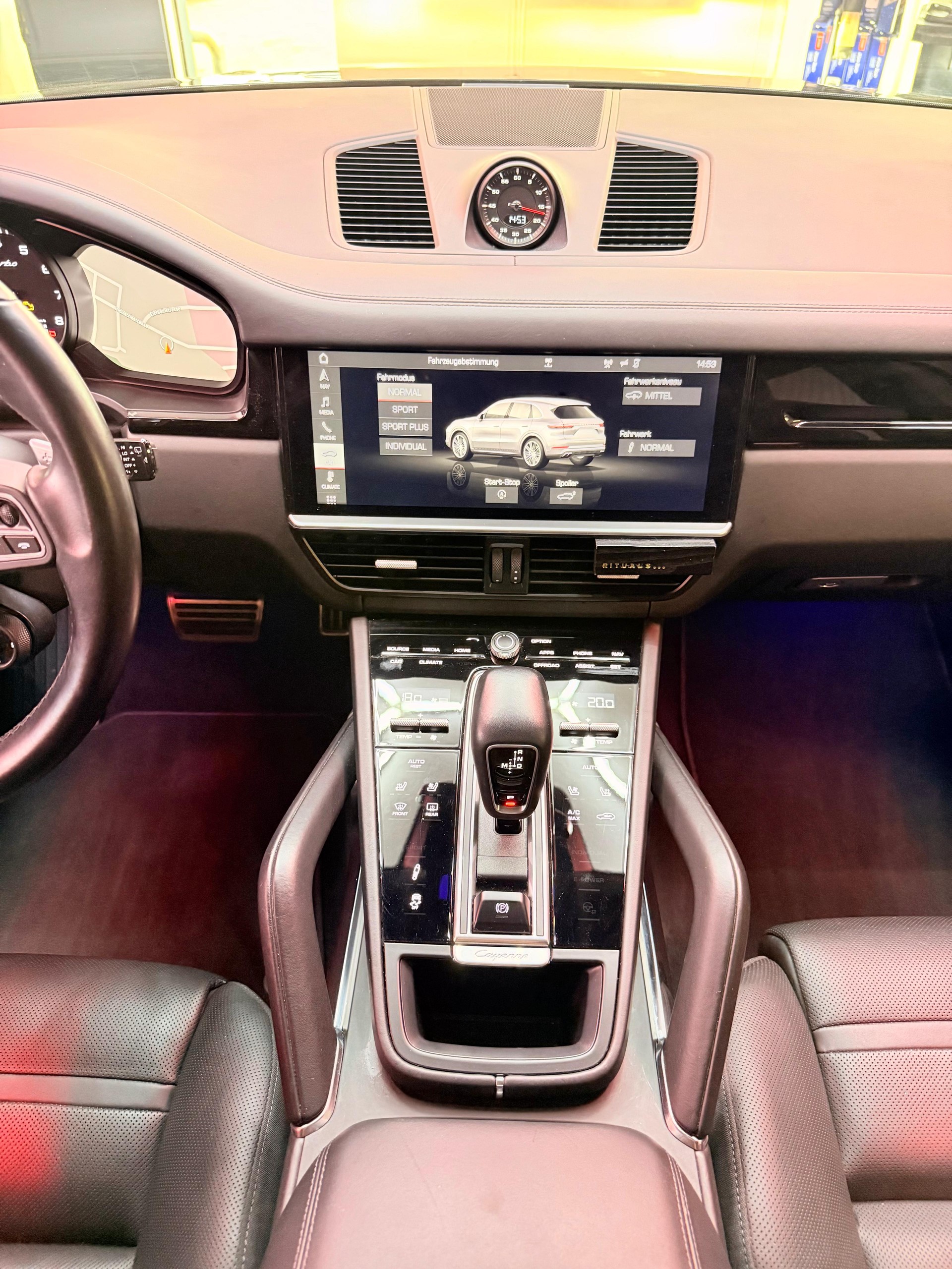 PORSCHE Cayenne Turbo-image-12