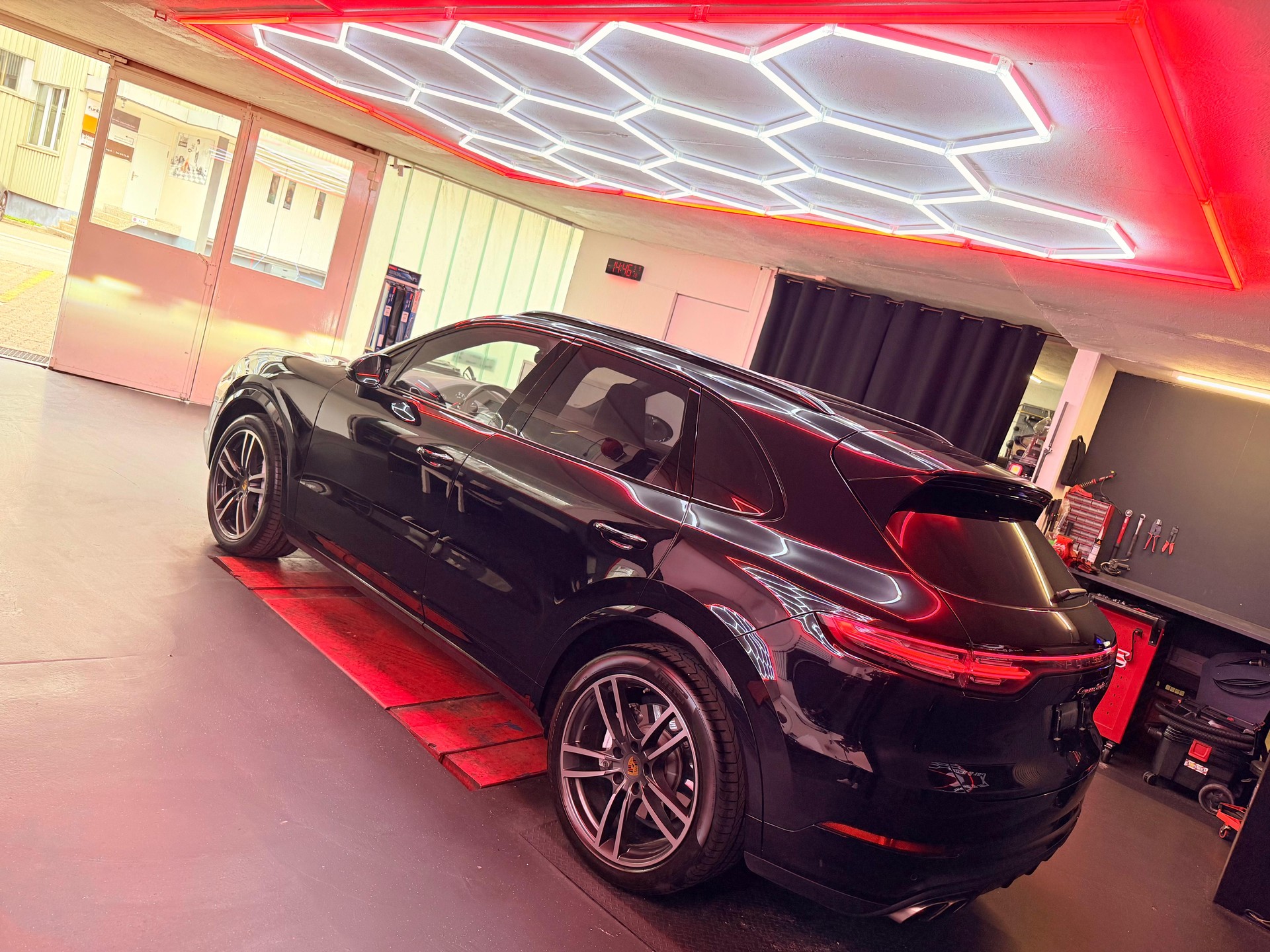 PORSCHE Cayenne Turbo-image-2