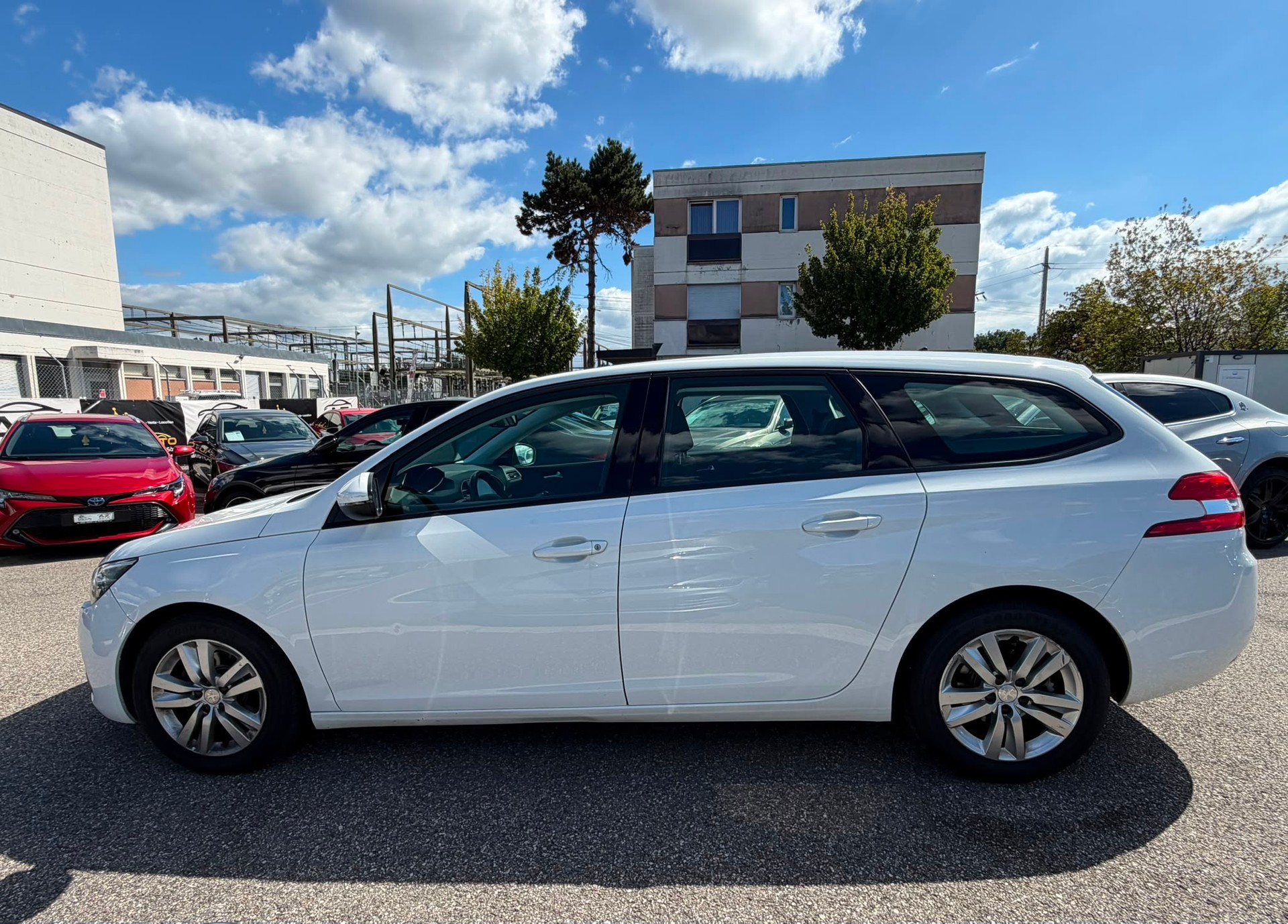 PEUGEOT 308 SW 1.6 BlueHDI Business Line EAT6 garantie 2 ans 🇨🇭-showroom-element-2