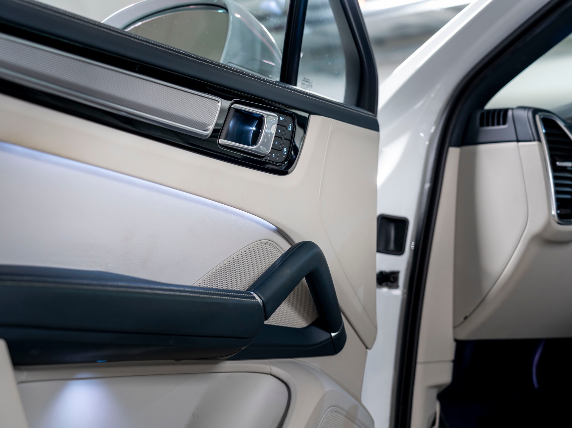 PORSCHE Cayenne Coupé E-Hybrid Platinum Edition-image-19