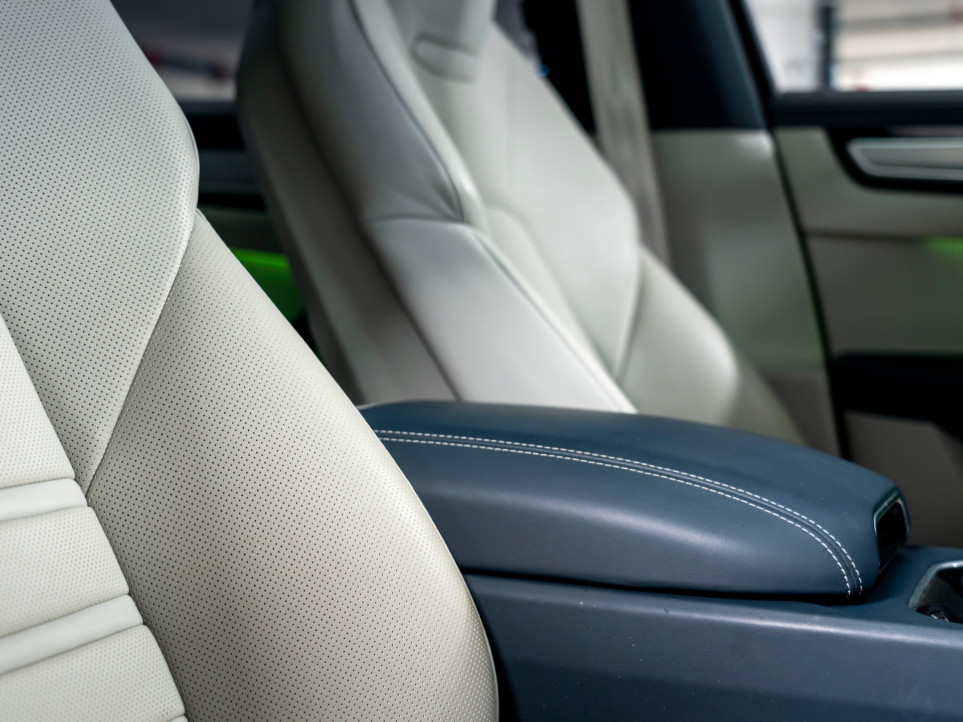 PORSCHE Cayenne Coupé E-Hybrid Platinum Edition-image-25