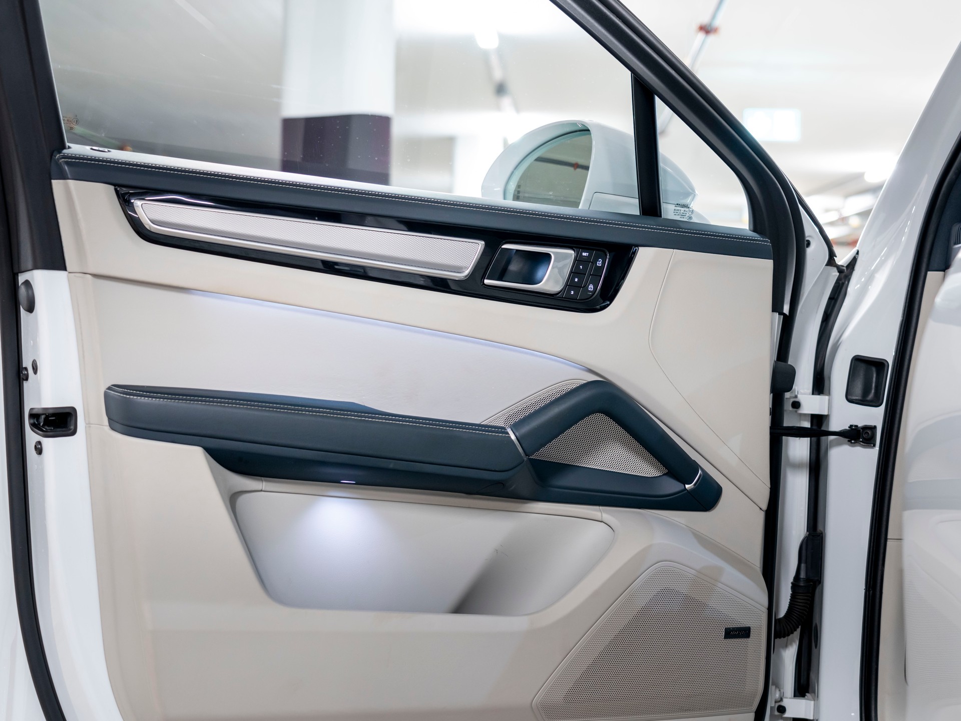 PORSCHE Cayenne Coupé E-Hybrid Platinum Edition-image-20