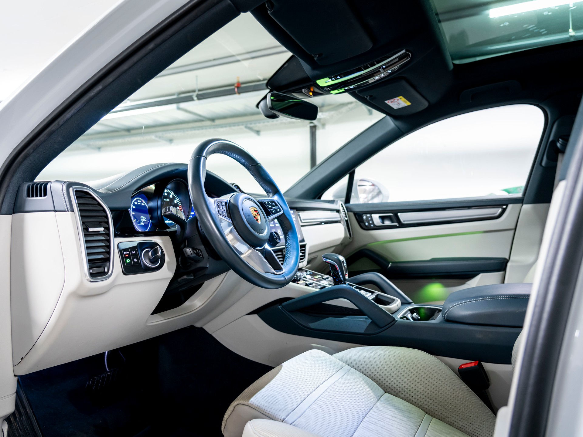 PORSCHE Cayenne Coupé E-Hybrid Platinum Edition-image-16