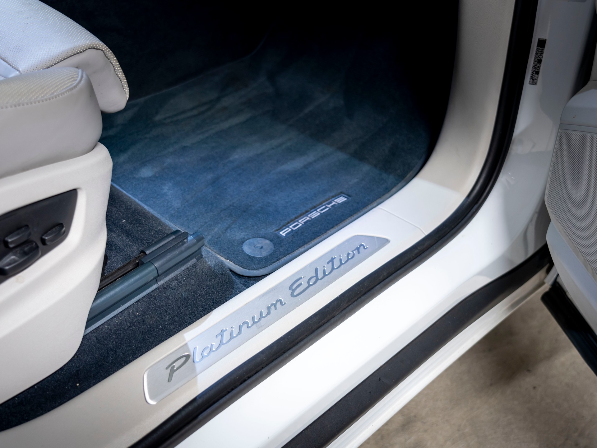 PORSCHE Cayenne Coupé E-Hybrid Platinum Edition-image-26