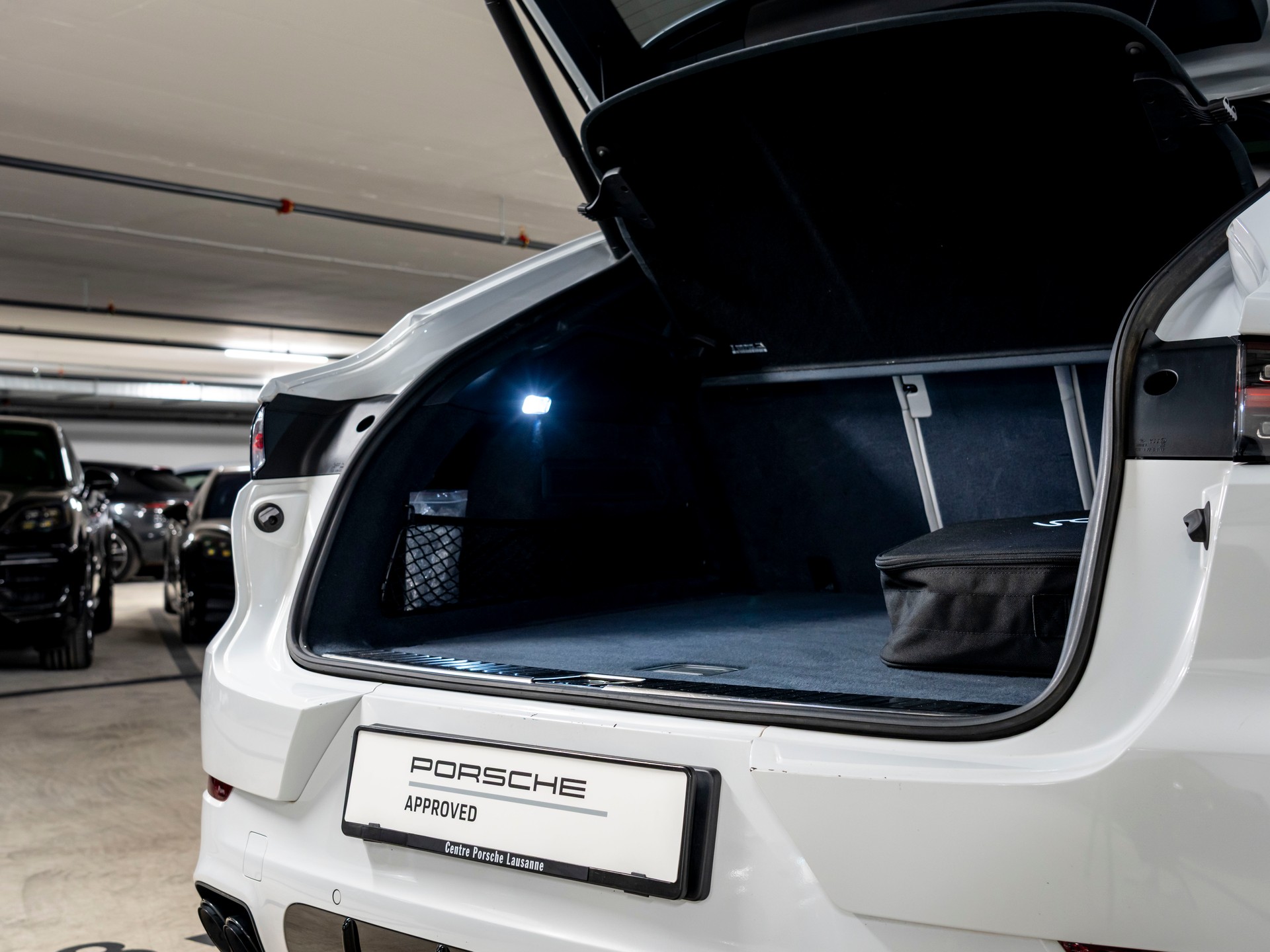 PORSCHE Cayenne Coupé E-Hybrid Platinum Edition-image-6