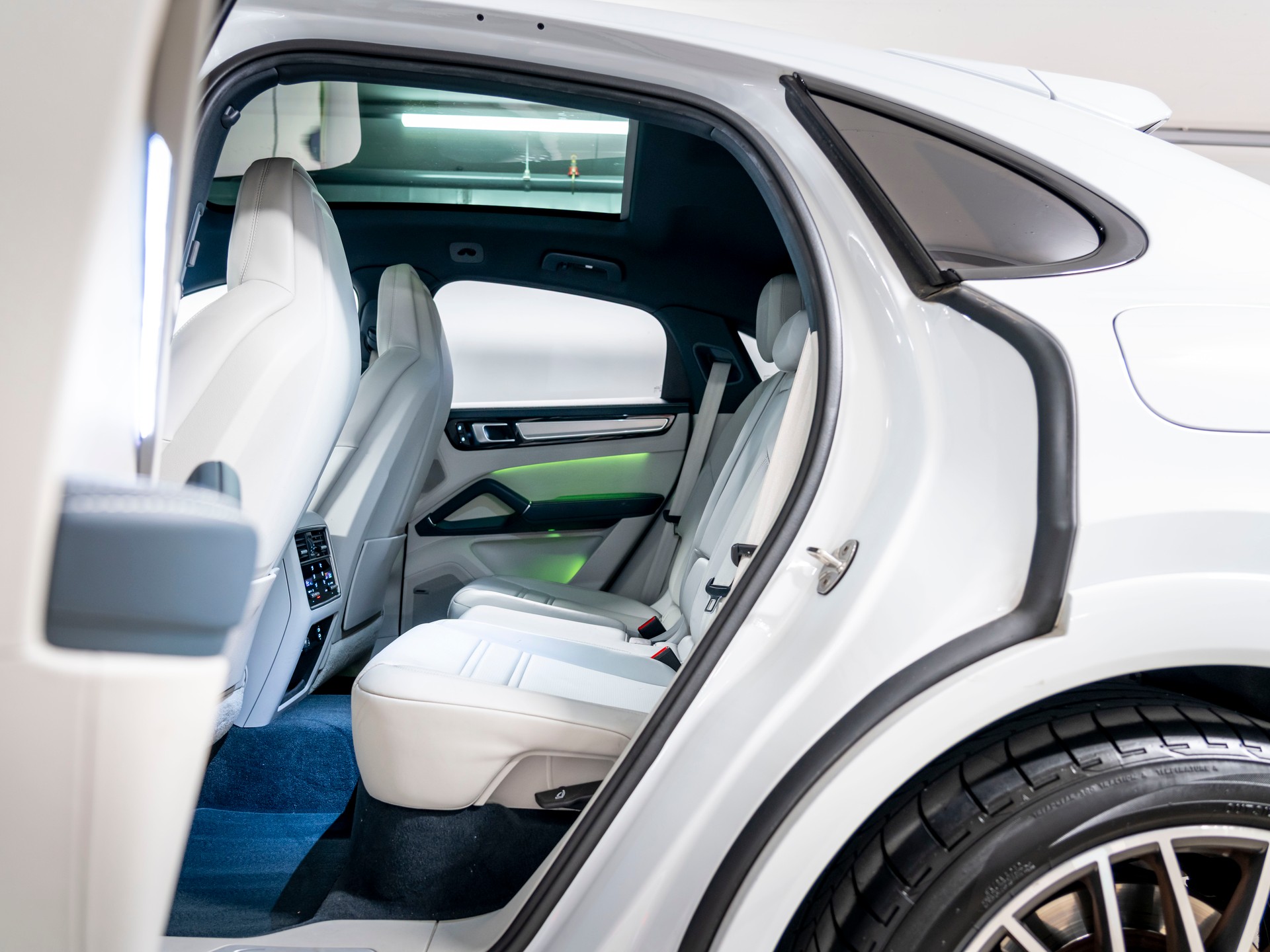 PORSCHE Cayenne Coupé E-Hybrid Platinum Edition-image-21