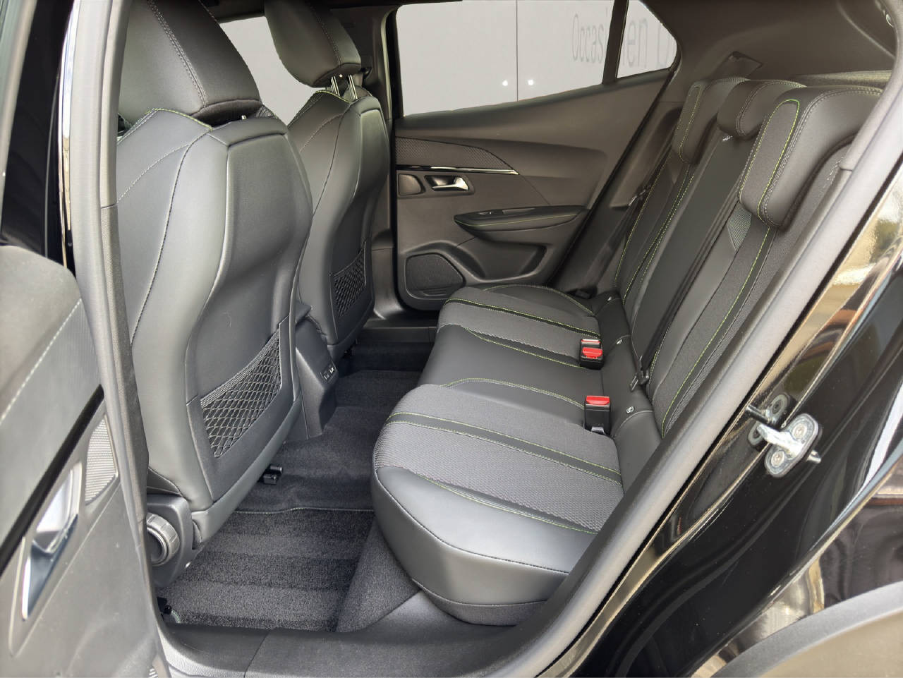 PEUGEOT 2008 1.2 Hybrid 145 GT-image-4