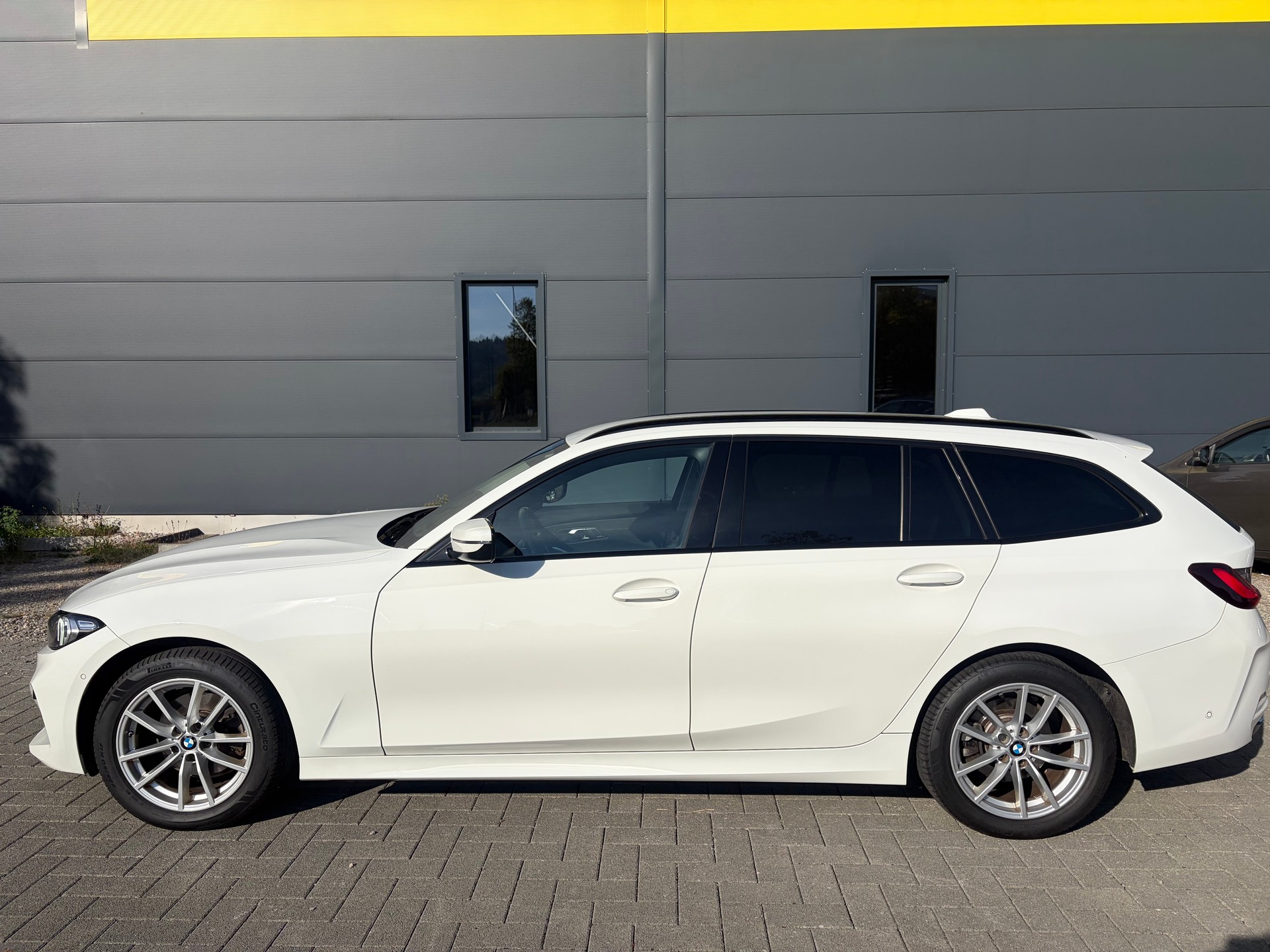 BMW 320d xDrive 48V Touring Steptronic-image-7