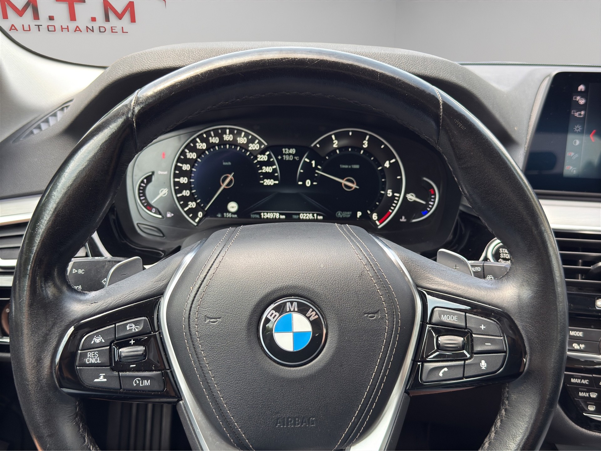 BMW 530d xDrive Touring Luxury Line Steptronic-image-11