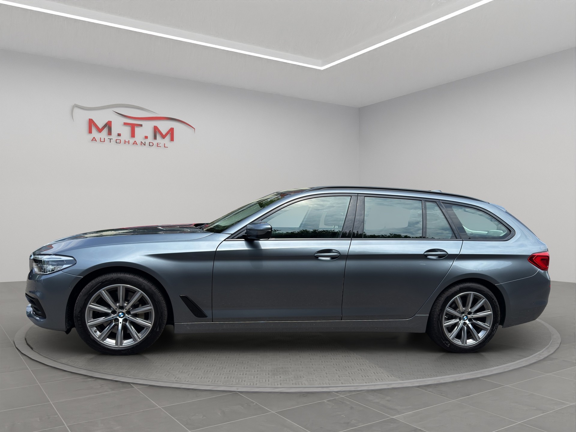 BMW 530d xDrive Touring Luxury Line Steptronic-image-3