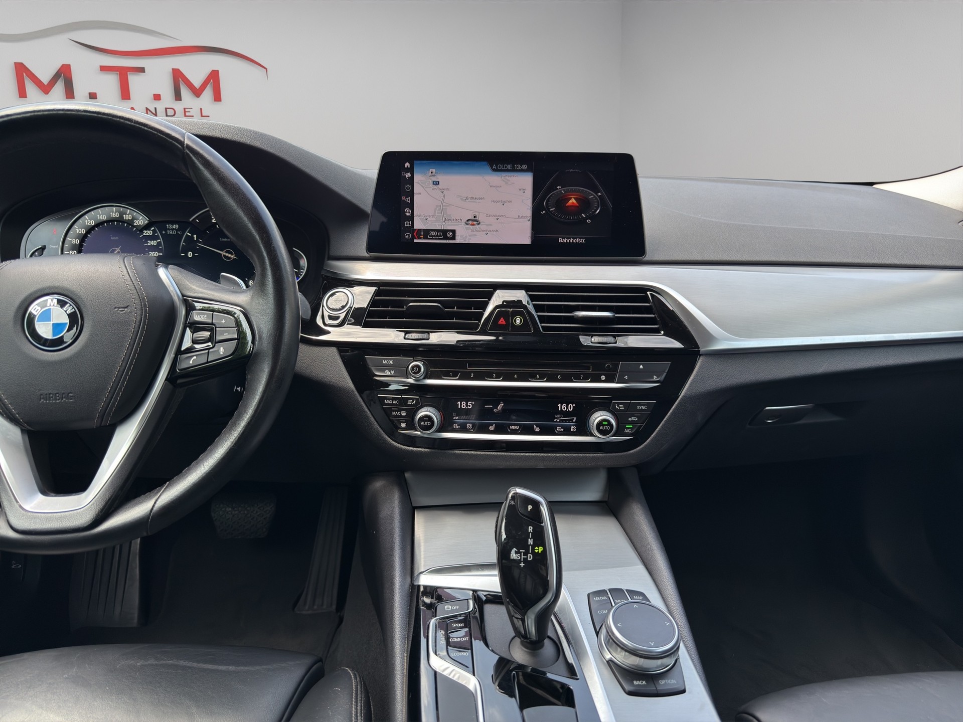 BMW 530d xDrive Touring Luxury Line Steptronic-image-14