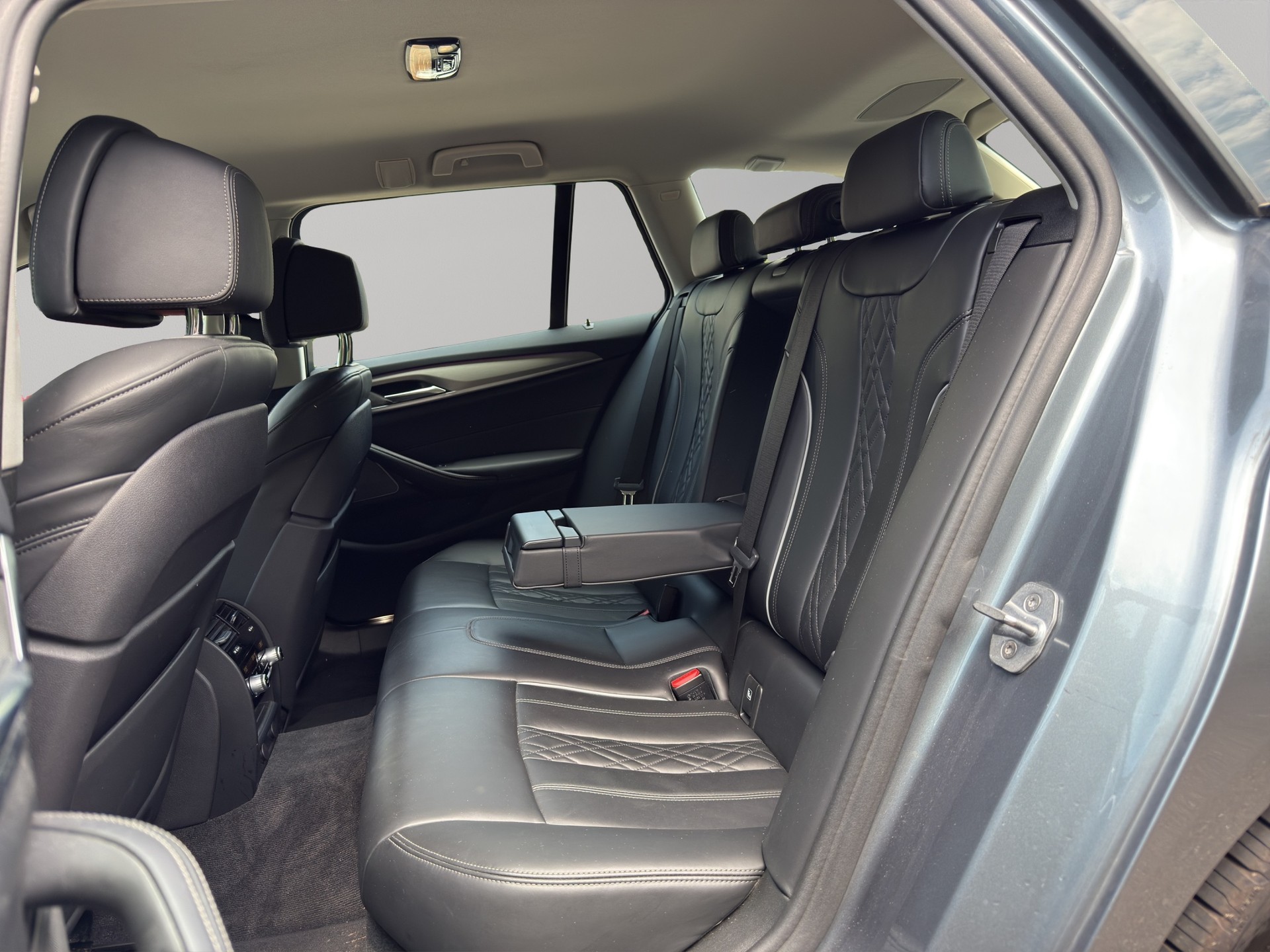 BMW 530d xDrive Touring Luxury Line Steptronic-image-12