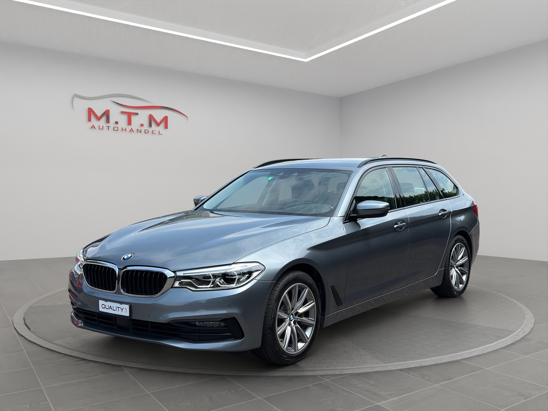 BMW 530d xDrive Touring Luxury Line Steptronic-image-2