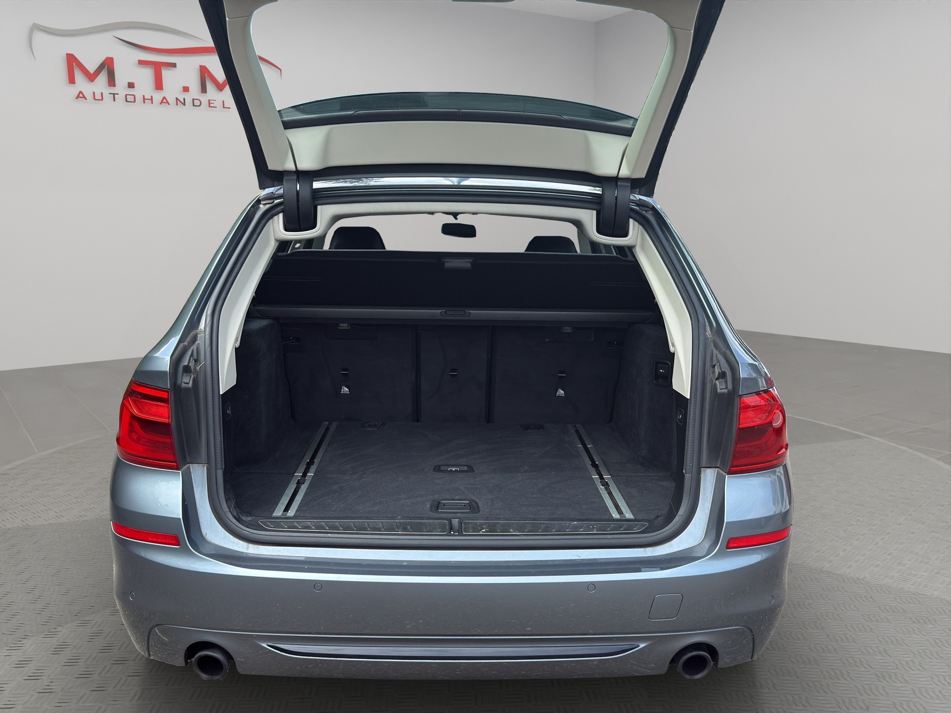 BMW 530d xDrive Touring Luxury Line Steptronic-image-17