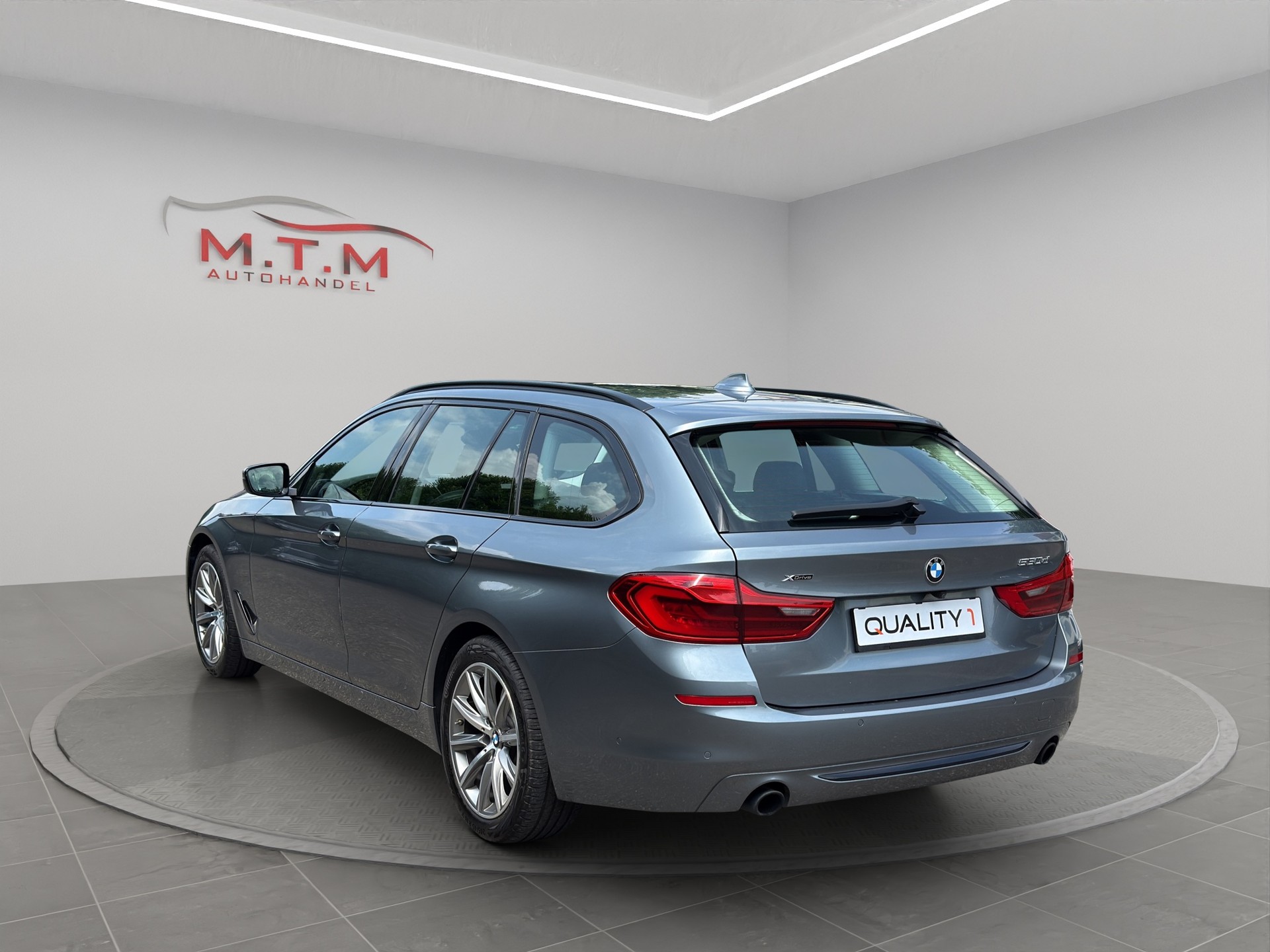 BMW 530d xDrive Touring Luxury Line Steptronic-image-4