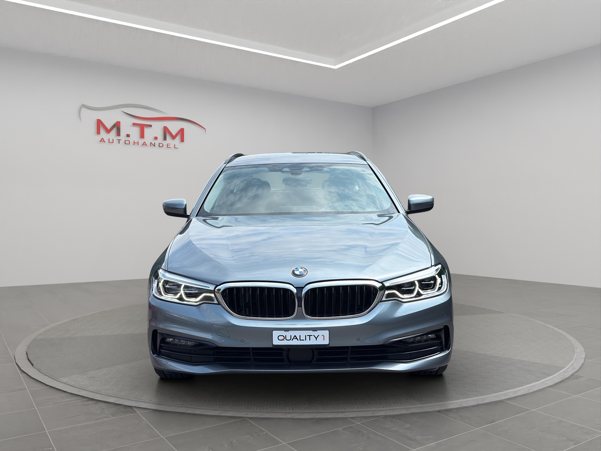 BMW 530d xDrive Touring Luxury Line Steptronic-image-1
