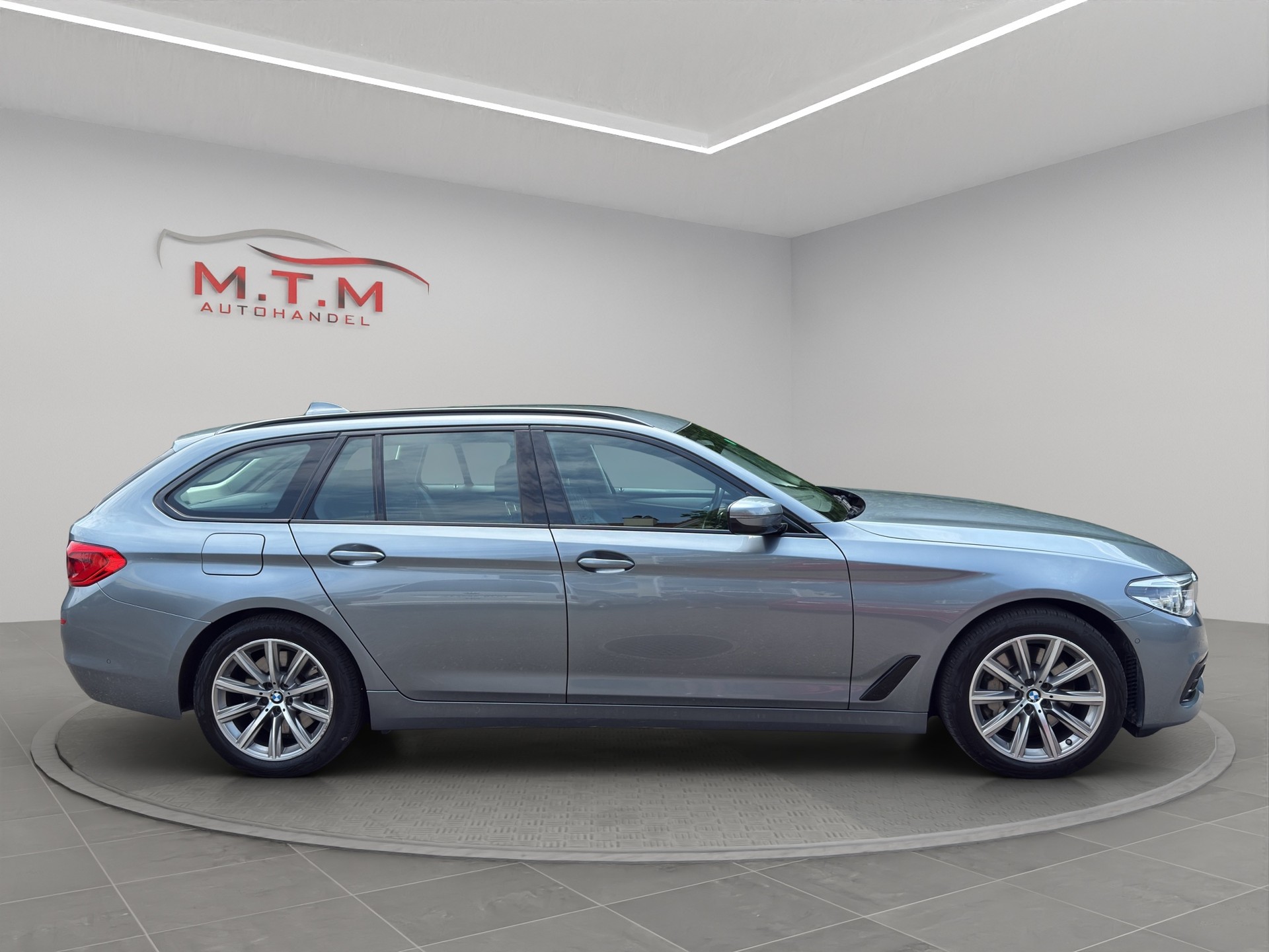 BMW 530d xDrive Touring Luxury Line Steptronic-image-7