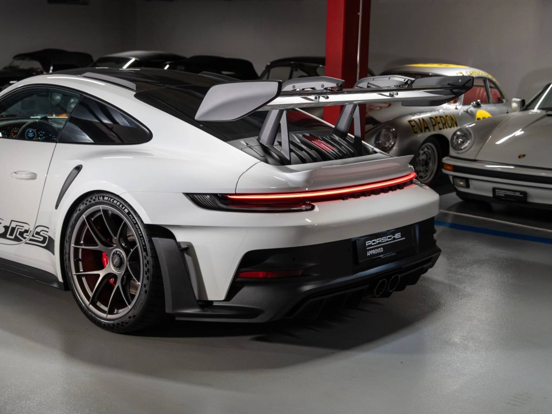PORSCHE 911 GT3 RS-image-26