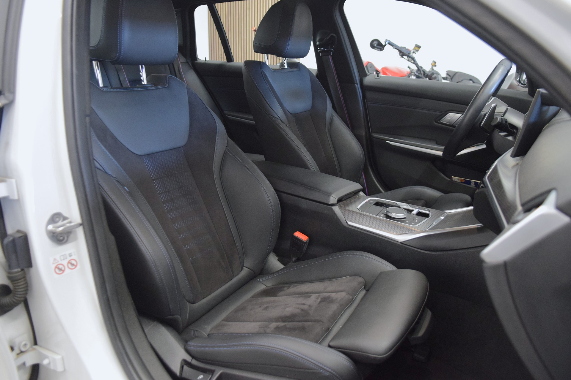 BMW 320d xDrive 48V Touring Steptronic M Sport Pro-image-8