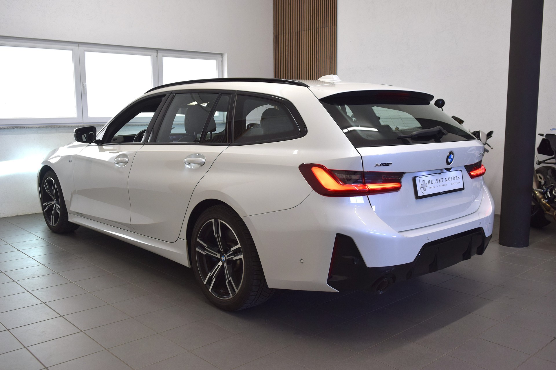 BMW 320d xDrive 48V Touring Steptronic M Sport Pro-image-3