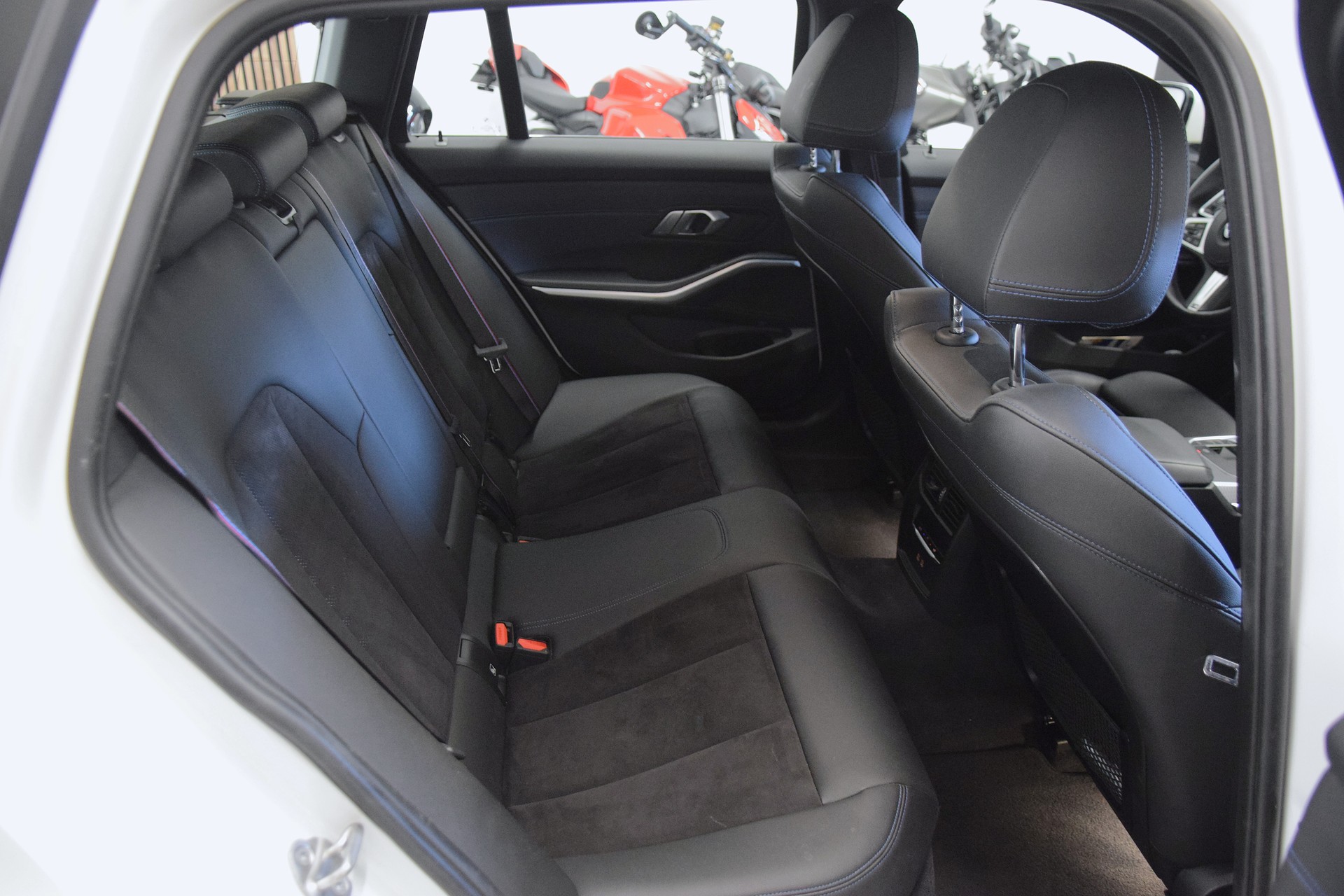 BMW 320d xDrive 48V Touring Steptronic M Sport Pro-image-10