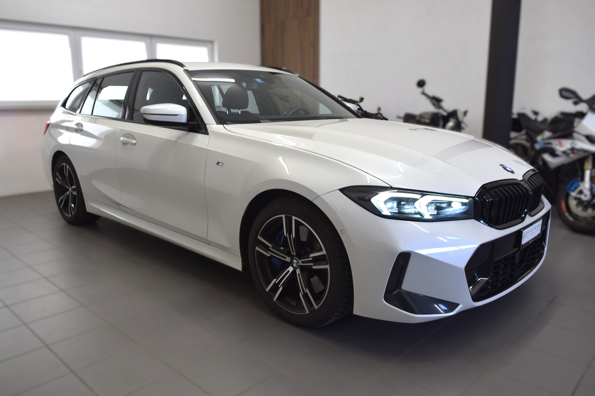 BMW 320d xDrive 48V Touring Steptronic M Sport Pro-image-2