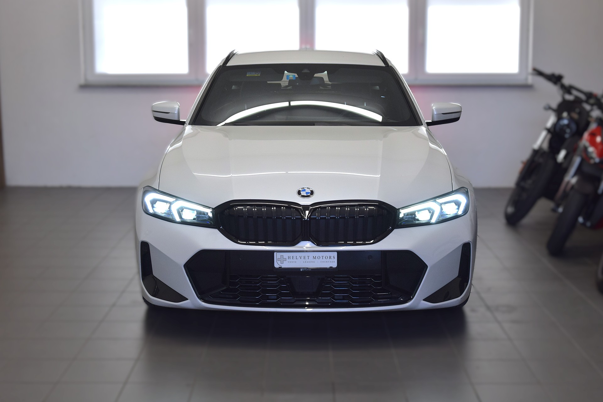 BMW 320d xDrive 48V Touring Steptronic M Sport Pro-image-1