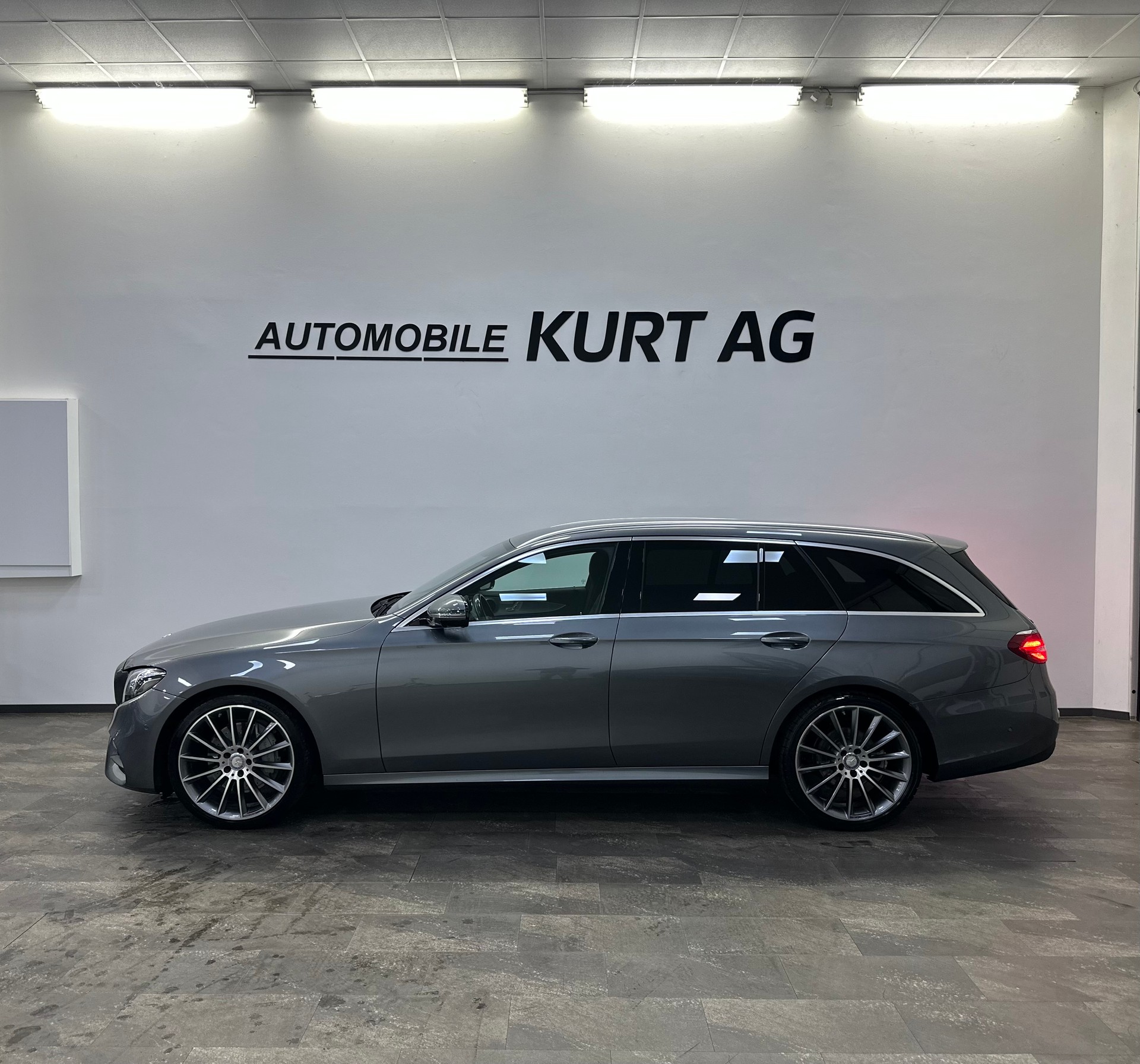 MERCEDES-BENZ E 220 d AMG Line 9G-Tronic-image-2