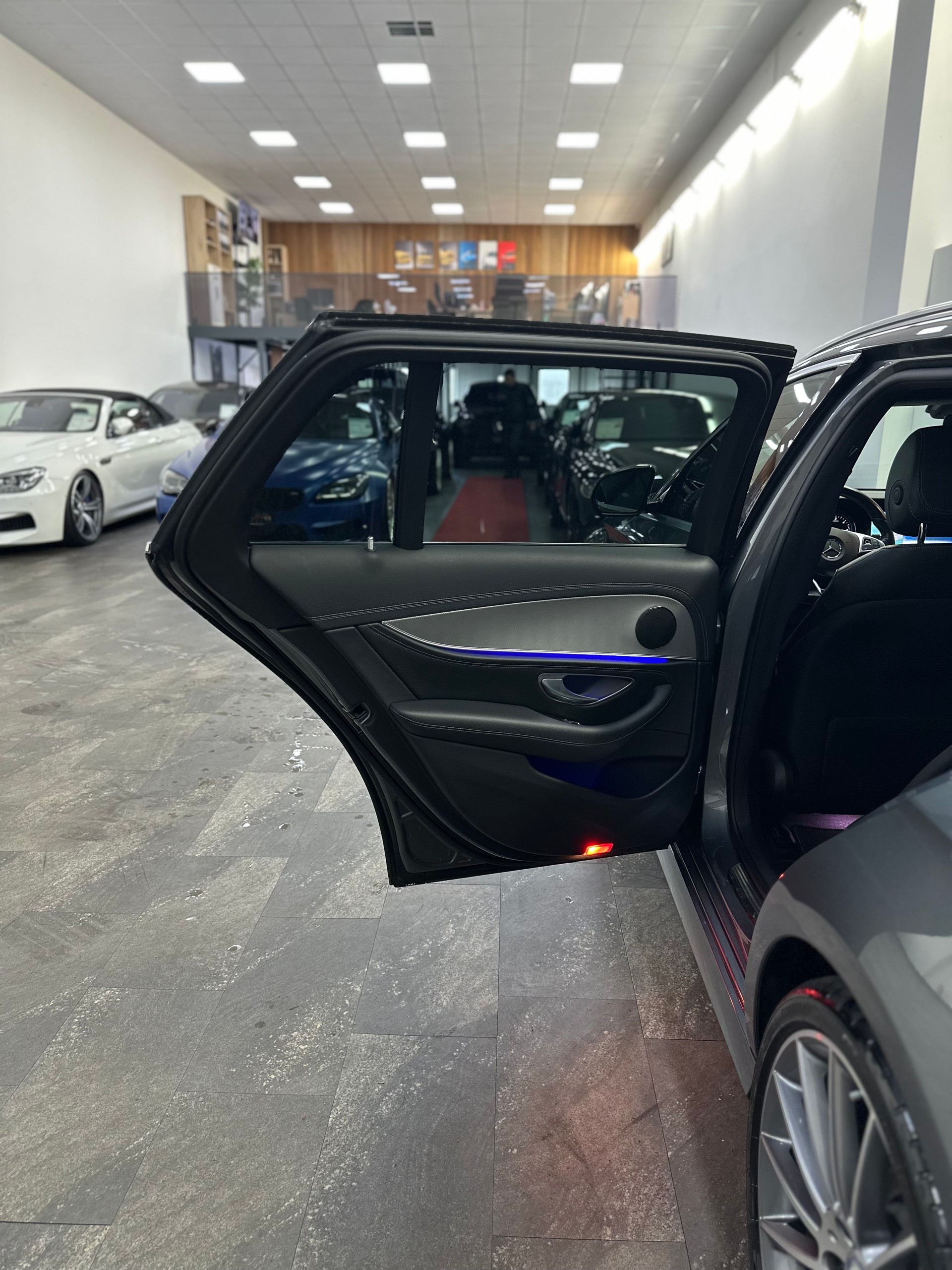 MERCEDES-BENZ E 220 d AMG Line 9G-Tronic-image-16