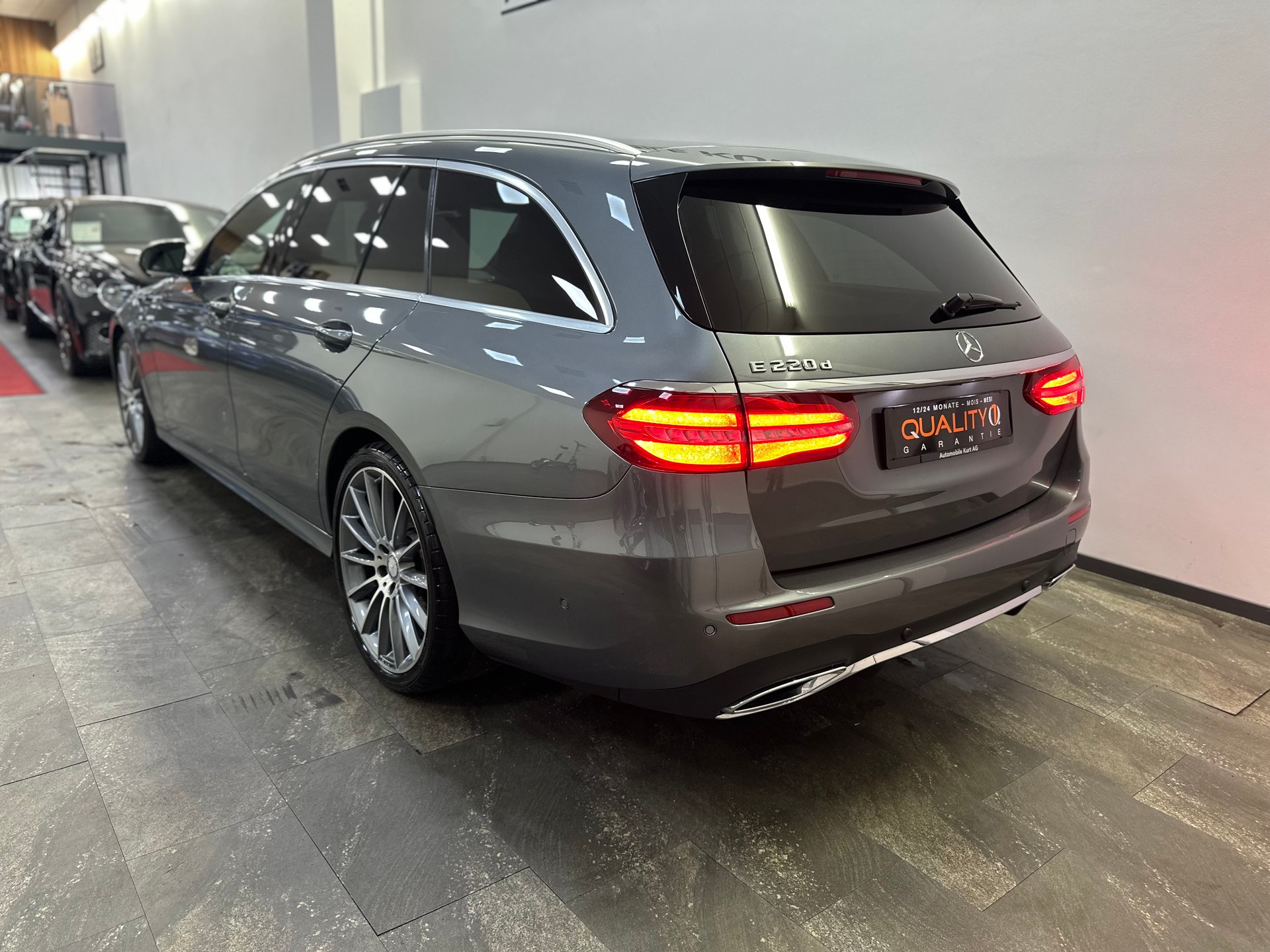 MERCEDES-BENZ E 220 d AMG Line 9G-Tronic-image-3