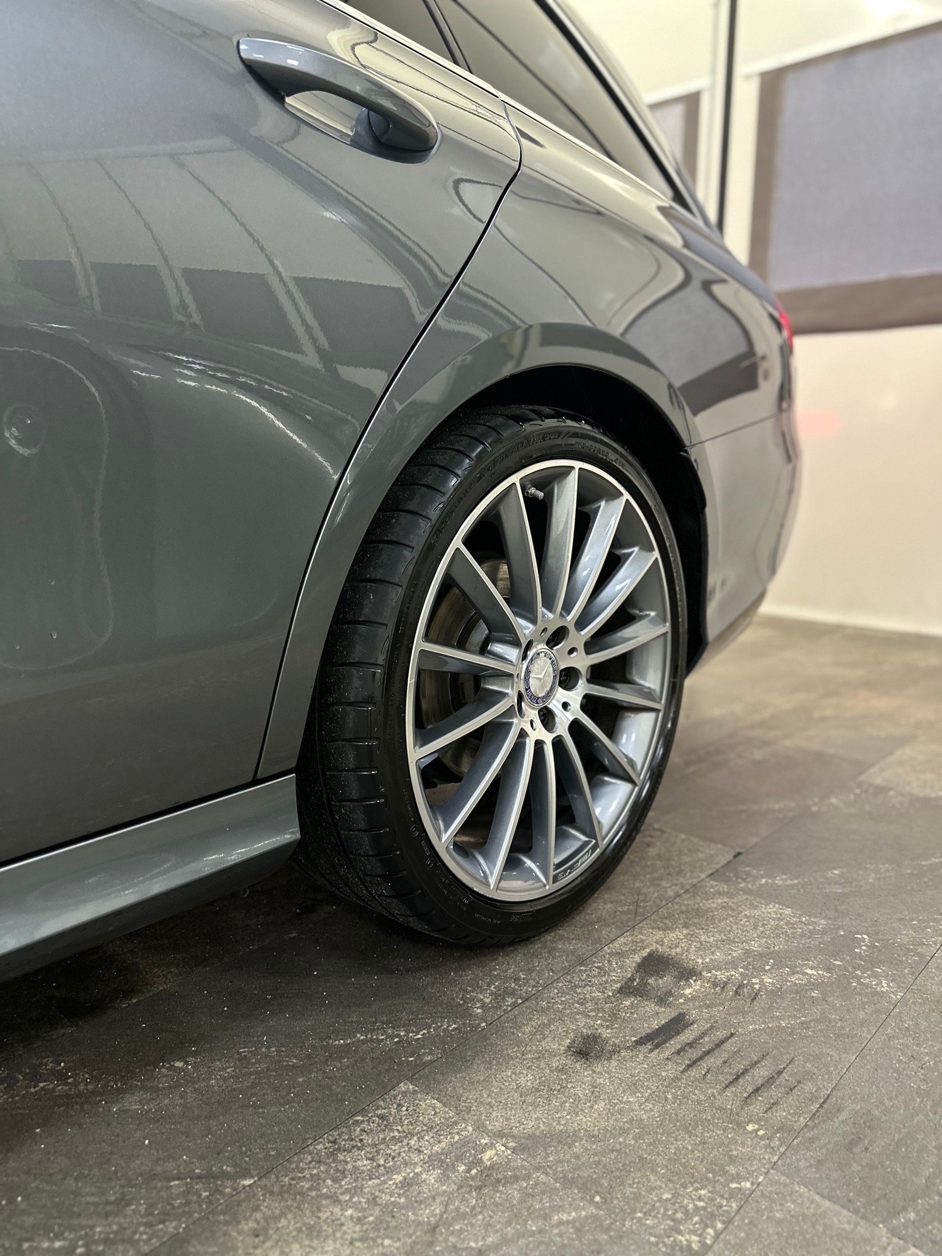 MERCEDES-BENZ E 220 d AMG Line 9G-Tronic-image-5